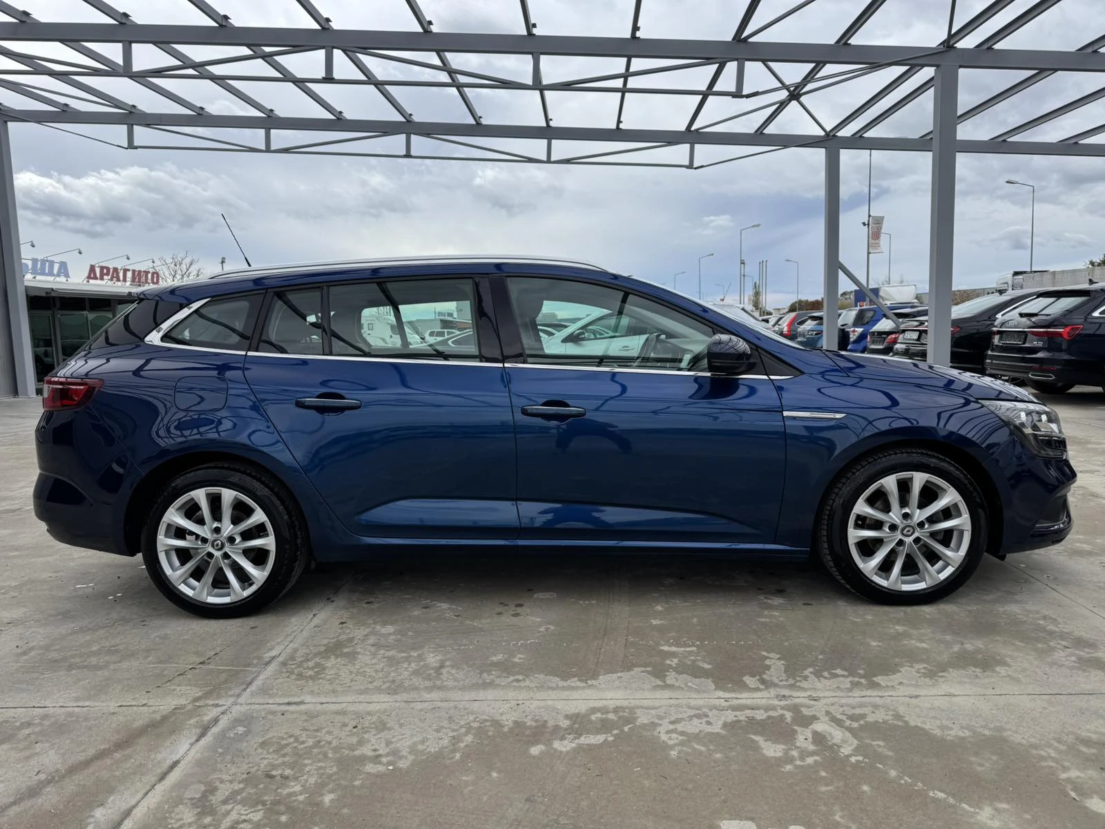 Renault Megane 110ps* Нави* Камера* Клима* Паркт*  - изображение 6 | Auto.bg Renault Megane 110ps* Нави* Камера* Клима* Паркт*  - изображение 6