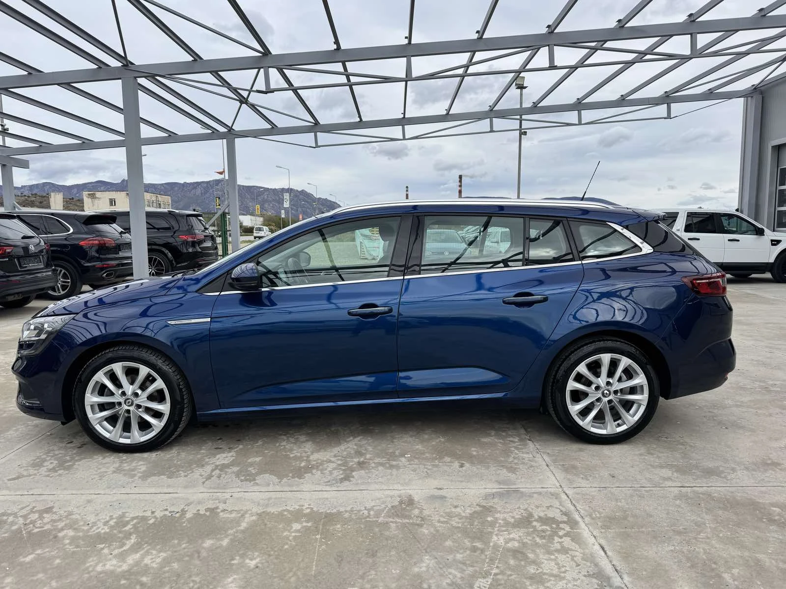 Renault Megane 110ps* Нави* Камера* Клима* Паркт*  - изображение 2 | Auto.bg Renault Megane 110ps* Нави* Камера* Клима* Паркт*  - изображение 2