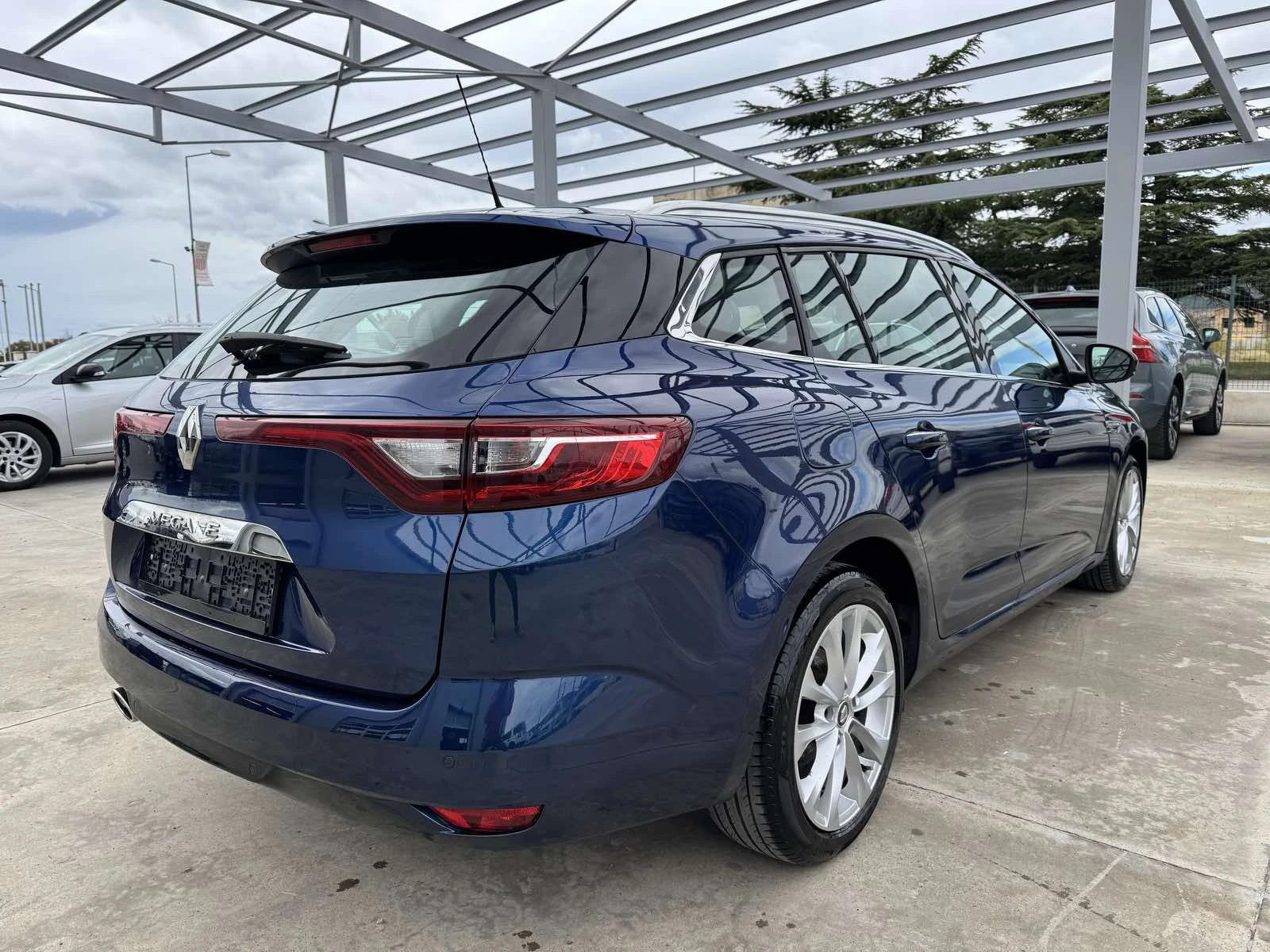 Renault Megane 110ps* Нави* Камера* Клима* Паркт*  - изображение 5 | Auto.bg Renault Megane 110ps* Нави* Камера* Клима* Паркт*  - изображение 5