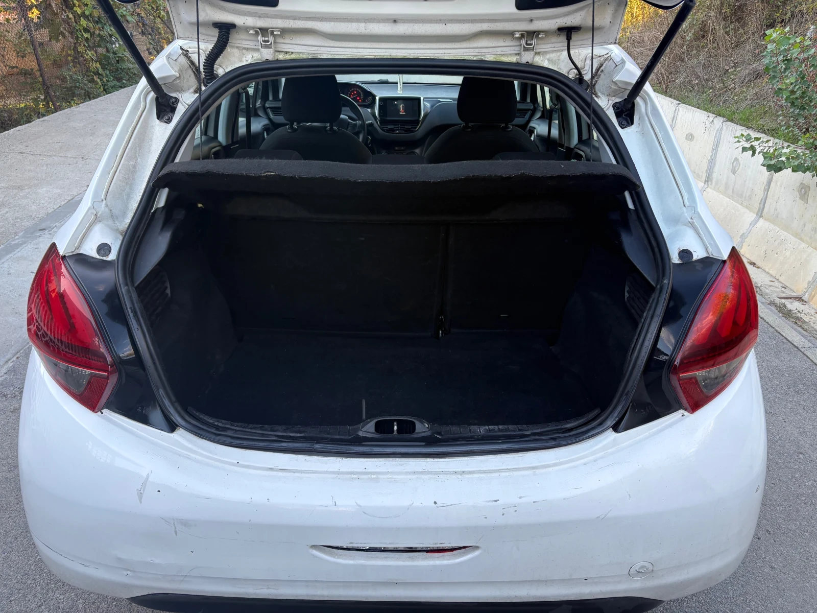 Peugeot 208 1.6BHDI Учебна Euro6 - изображение 10 | Auto.bg Peugeot 208 1.6BHDI Учебна Euro6 - изображение 10