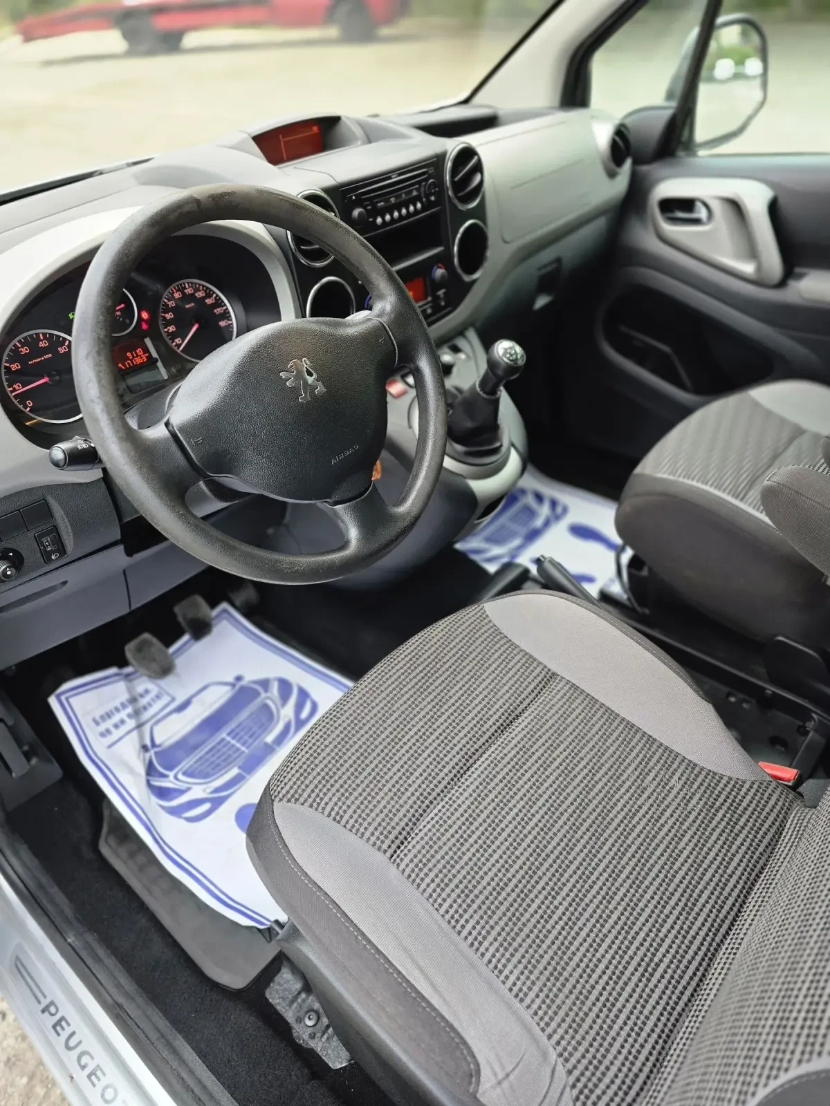 Peugeot Partner 170к.км.* Панорама&Пътнически* Фул екстри - изображение 9 | Auto.bg Peugeot Partner 170к.км.* Панорама&Пътнически* Фул екстри - изображение 9