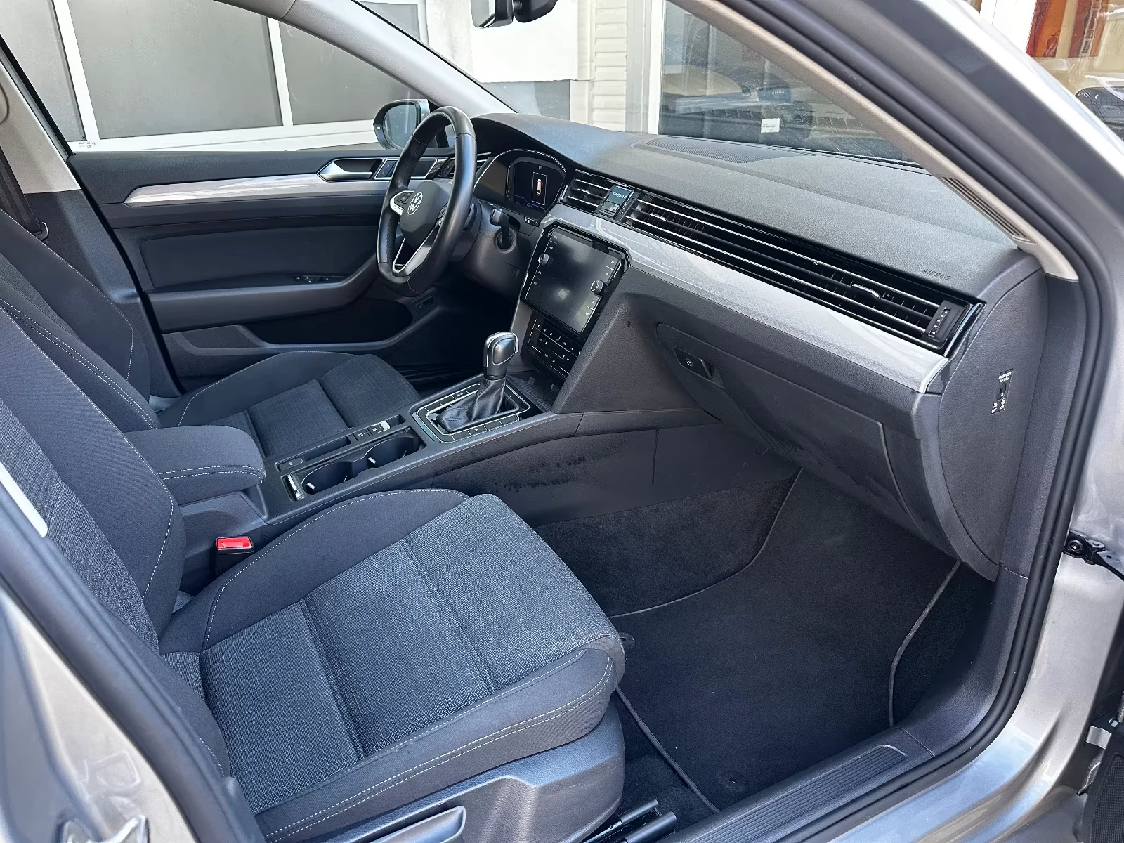 VW Passat Variant 2.0 TDI DSG Business LED AHK ACC KAM #iCar - изображение 10 | Auto.bg VW Passat Variant 2.0 TDI DSG Business LED AHK ACC KAM #iCar - изображение 10