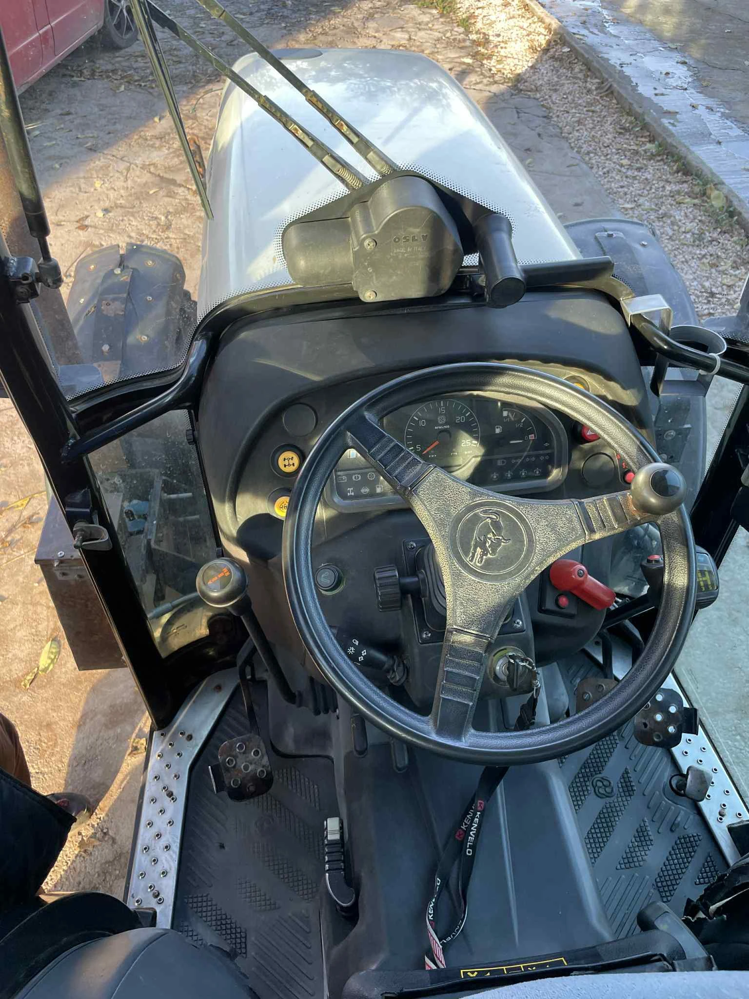 Трактор Lamborghini Agile 880 S Лозаро-овощарски - изображение 10 | Auto.bg Трактор Lamborghini Agile 880 S Лозаро-овощарски - изображение 10