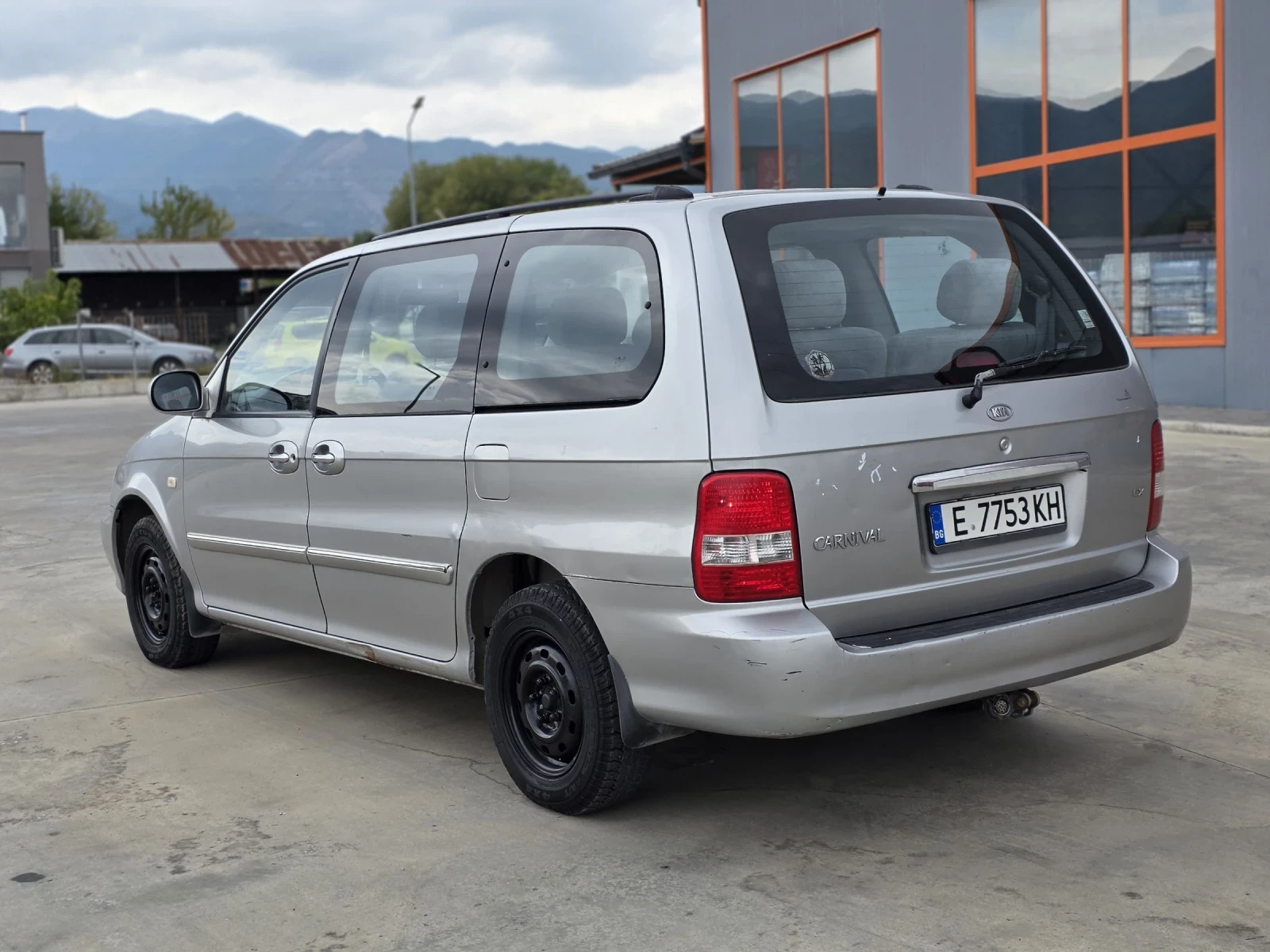 Kia Carnival 2.0tdi 140hp Автоматик 7 места - изображение 3 | Auto.bg Kia Carnival 2.0tdi 140hp Автоматик 7 места - изображение 3