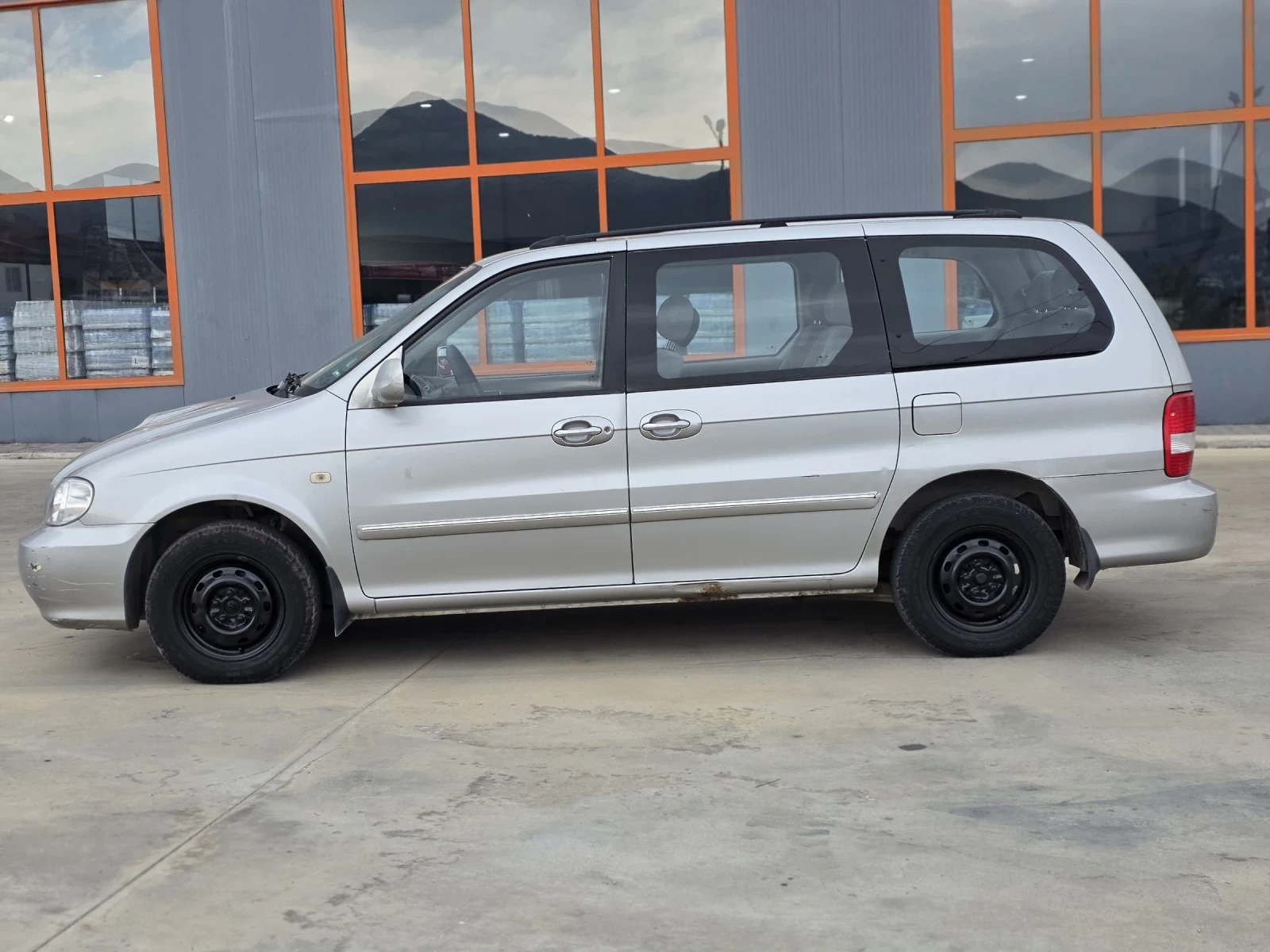 Kia Carnival 2.0tdi 140hp Автоматик 7 места - изображение 2 | Auto.bg Kia Carnival 2.0tdi 140hp Автоматик 7 места - изображение 2