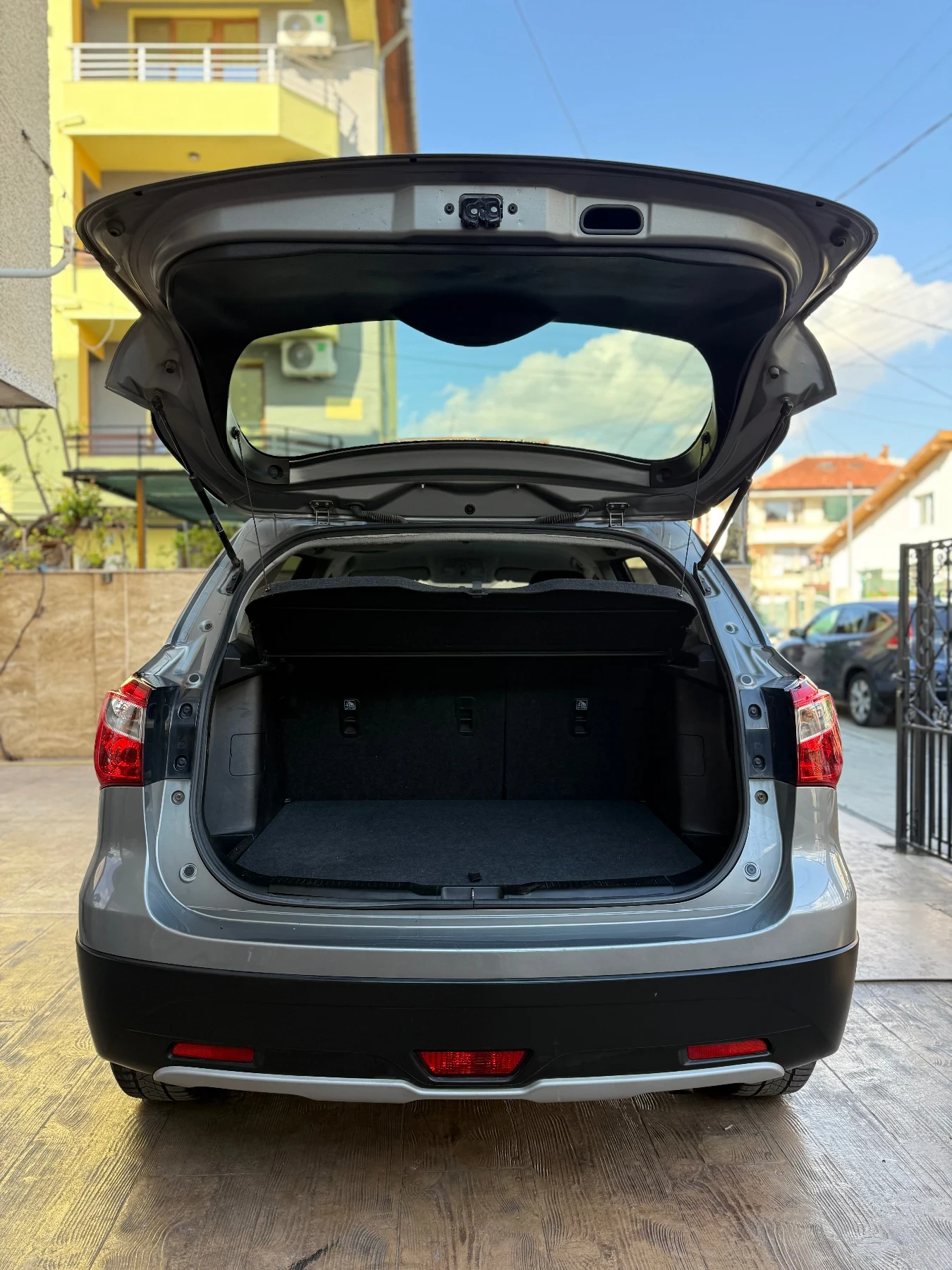 Suzuki SX4 S-Cross 1.6i / Swiss / Automatic / 4WD  - изображение 8 | Auto.bg Suzuki SX4 S-Cross 1.6i / Swiss / Automatic / 4WD  - изображение 8