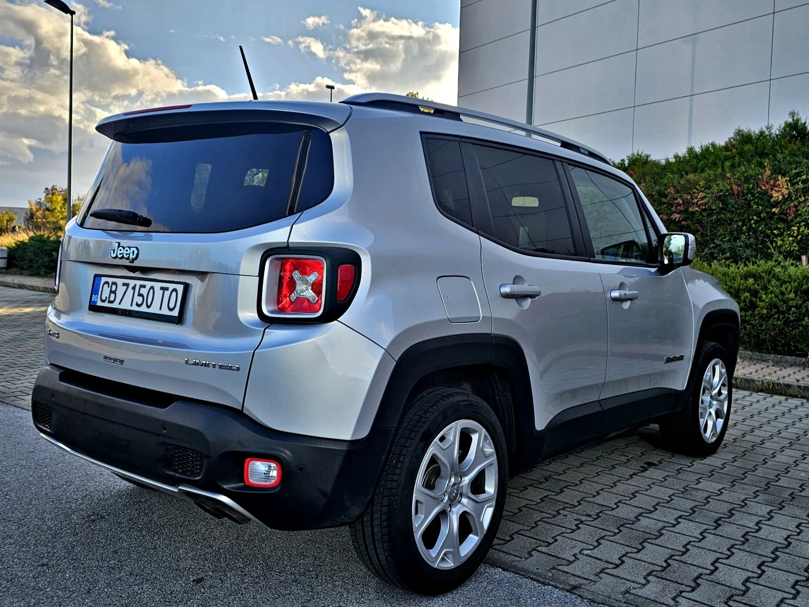 Jeep Renegade 1.4т 170к.с Limited/Регистриран/Koja/ Bi Xenon   - изображение 4 | Auto.bg Jeep Renegade 1.4т 170к.с Limited/Регистриран/Koja/ Bi Xenon   - изображение 4