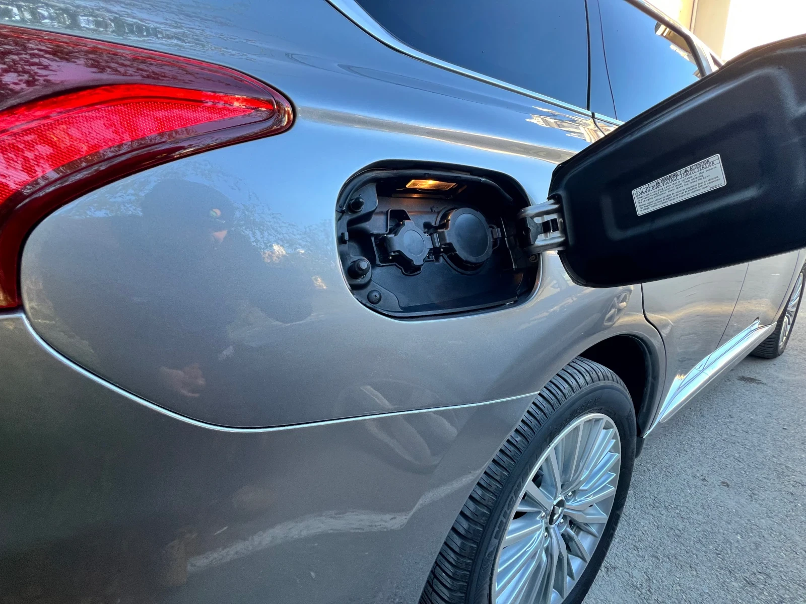 Mitsubishi Outlander 2.4 Plug-in Hybrid 4WD - изображение 3 | Auto.bg Mitsubishi Outlander 2.4 Plug-in Hybrid 4WD - изображение 3