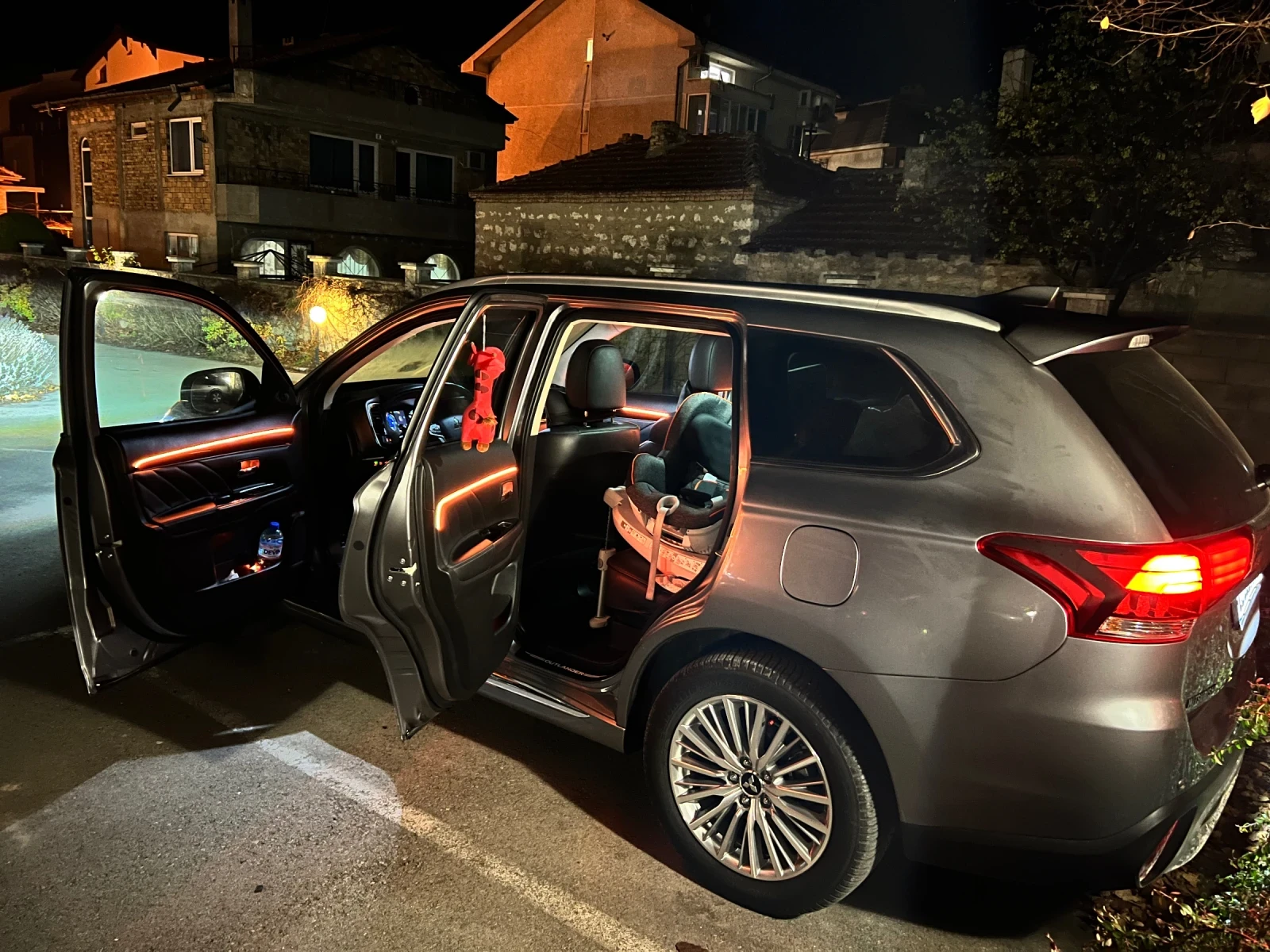 Mitsubishi Outlander 2.4 Plug-in Hybrid 4WD - изображение 7 | Auto.bg Mitsubishi Outlander 2.4 Plug-in Hybrid 4WD - изображение 7