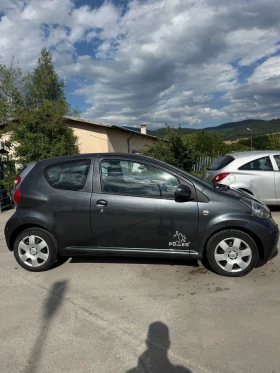 Toyota Aygo 1.0i Топ състояния като нова обслужена климатик - 1700 € / 3324.91 лв. - 93900210 4 | Car24.bg Toyota Aygo 1.0i Топ състояния като нова обслужена климатик - 1700 € / 3324.91 лв. - 93900210 4