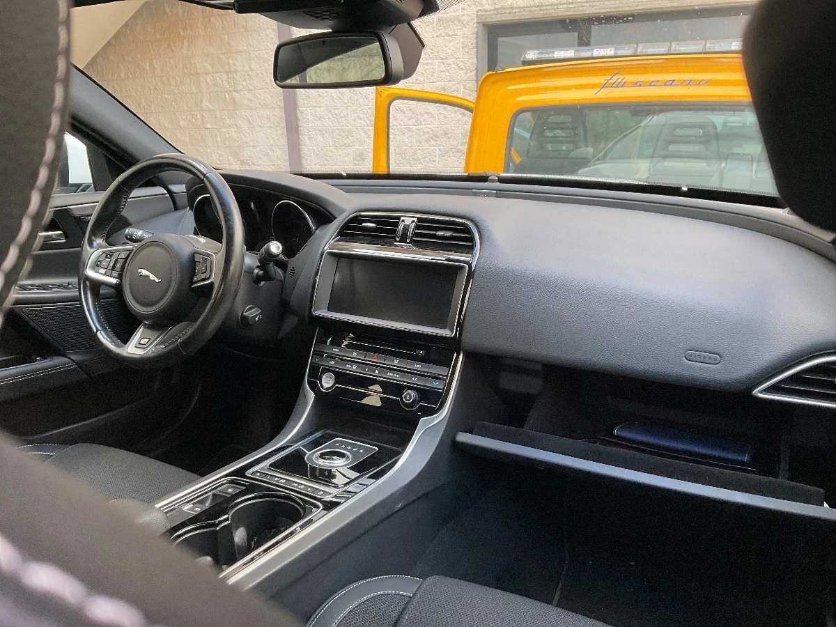 Jaguar XE 20d R-Sport AWD 4x4 КОЖА ПАНОРАМА - изображение 9 | Auto.bg Jaguar XE 20d R-Sport AWD 4x4 КОЖА ПАНОРАМА - изображение 9