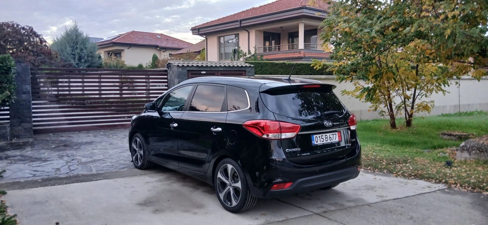 Kia Carens 1.7 CRDi Active 7 МЕСТНА - изображение 4 | Auto.bg Kia Carens 1.7 CRDi Active 7 МЕСТНА - изображение 4