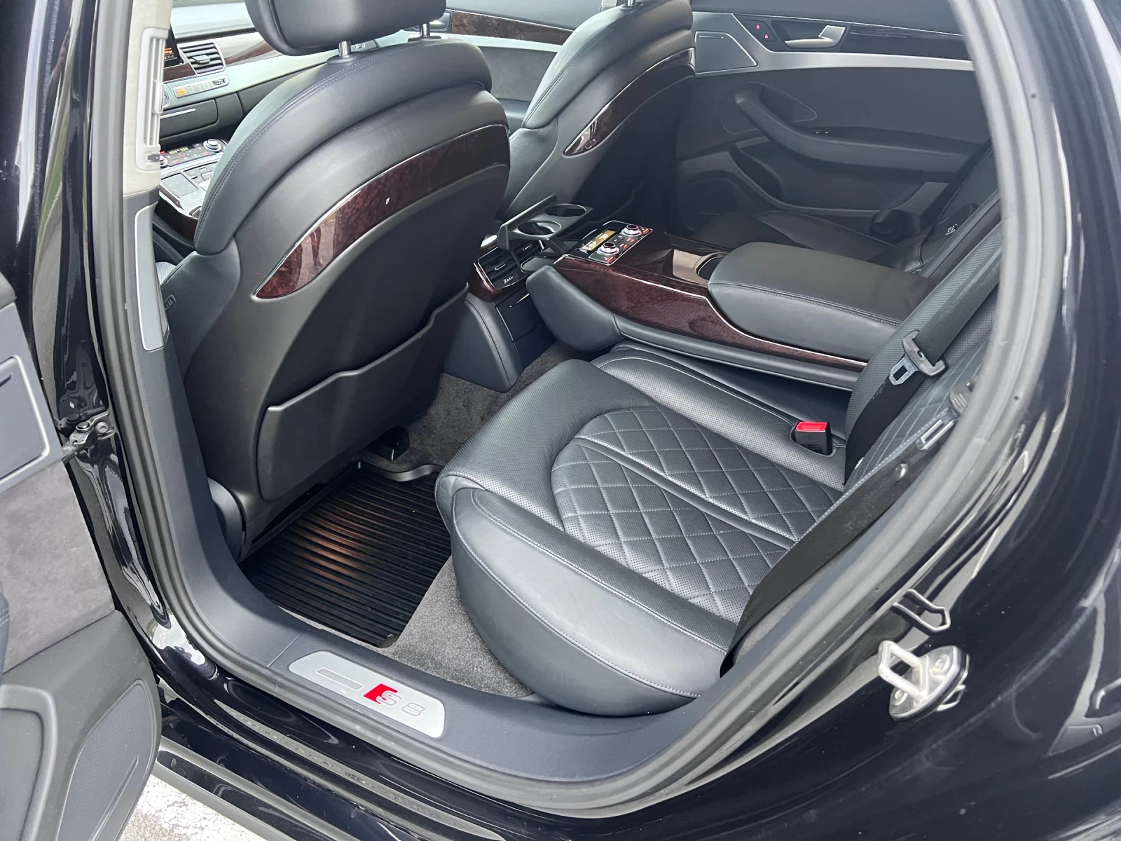 Audi S8 125 000КМ / NIGHT VISION / ОБДУХВАНЕ / 360 КАМЕРИ - изображение 8 | Auto.bg Audi S8 125 000КМ / NIGHT VISION / ОБДУХВАНЕ / 360 КАМЕРИ - изображение 8