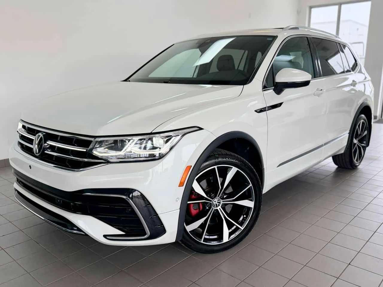 VW Tiguan * Highline R Line 4MOTION * CARFAX * ОПЦИЯ ЗА ФИНА | Auto.bg — изображение 1 VW Tiguan * Highline R Line 4MOTION * CARFAX * ОПЦИЯ ЗА ФИНА | Auto.bg — изображение 1