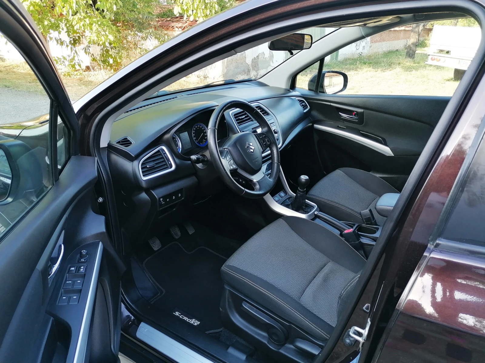 Suzuki SX4 S-Cross 1.6i-Навигация Камера Панорамa KEYLESS-GO - изображение 9 | Auto.bg Suzuki SX4 S-Cross 1.6i-Навигация Камера Панорамa KEYLESS-GO - изображение 9