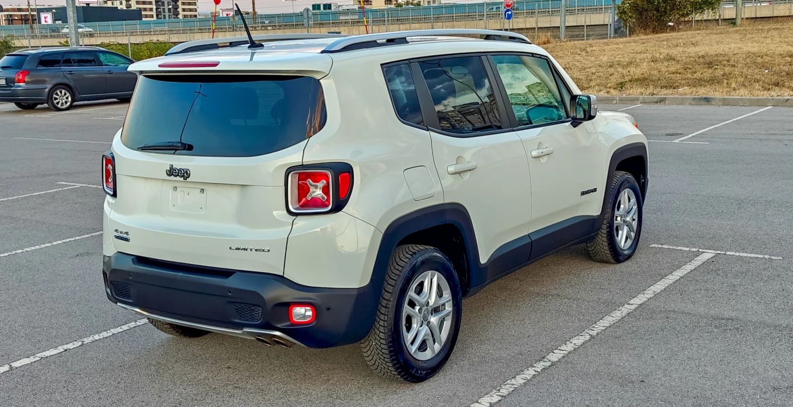 Jeep Renegade 2.0 M-jet Limited 4x4  - изображение 6 | Auto.bg Jeep Renegade 2.0 M-jet Limited 4x4  - изображение 6