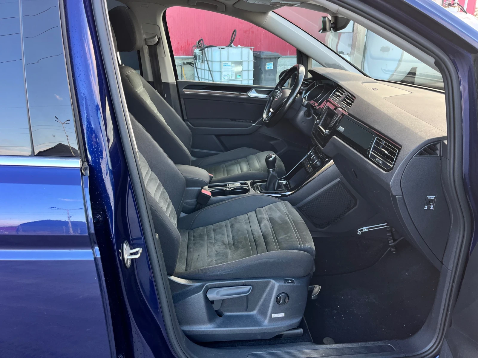 VW Touran 2, 0TDI-150k.c/6+ 1/ПАНОРАМА/КАМЕРА/NAVI/KEYLESS!! - изображение 9 | Auto.bg VW Touran 2, 0TDI-150k.c/6+ 1/ПАНОРАМА/КАМЕРА/NAVI/KEYLESS!! - изображение 9