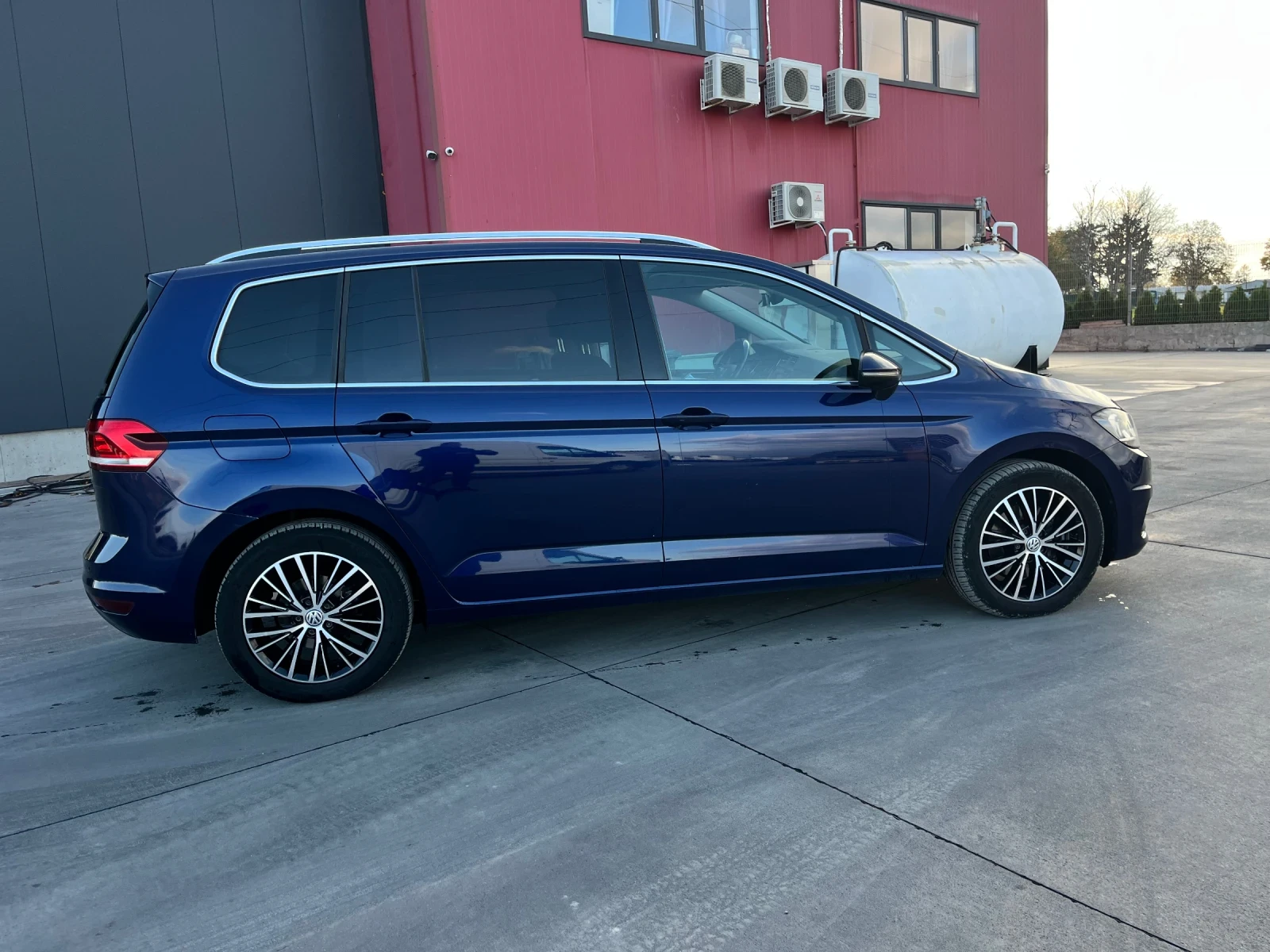 VW Touran 2, 0TDI-150k.c/6+ 1/ПАНОРАМА/КАМЕРА/NAVI/KEYLESS!! - изображение 7 | Auto.bg VW Touran 2, 0TDI-150k.c/6+ 1/ПАНОРАМА/КАМЕРА/NAVI/KEYLESS!! - изображение 7