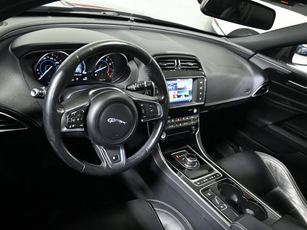 Jaguar F-PACE * АВТО КРЕДИТ* ЦЕНА ДО БГ * СЕРВИЗНА ИСТОРИЯ *  - изображение 10 | Auto.bg Jaguar F-PACE * АВТО КРЕДИТ* ЦЕНА ДО БГ * СЕРВИЗНА ИСТОРИЯ *  - изображение 10