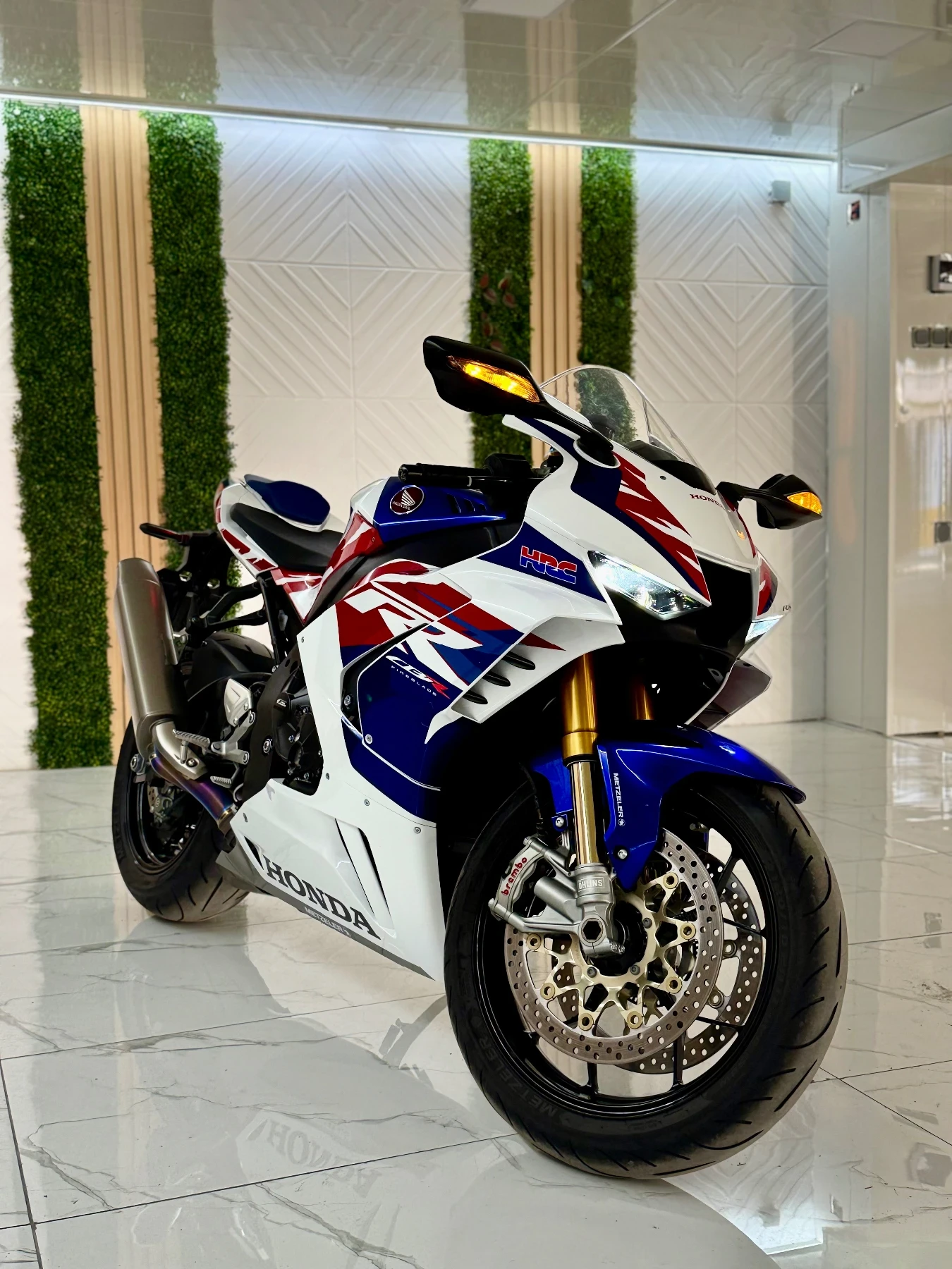 Honda Cbr 1000 RRR Limited series 1964 бр.от 2000 бр.5900км! - изображение 2 | Auto.bg Honda Cbr 1000 RRR Limited series 1964 бр.от 2000 бр.5900км! - изображение 2