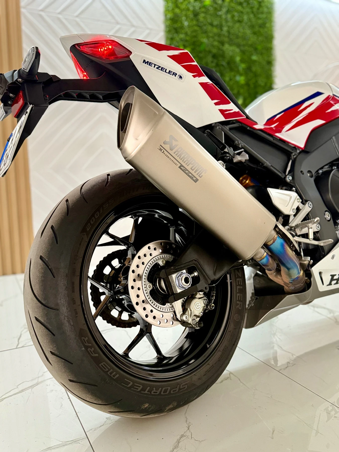 Honda Cbr 1000 RRR Limited series 1964 бр.от 2000 бр.5900км! - изображение 4 | Auto.bg Honda Cbr 1000 RRR Limited series 1964 бр.от 2000 бр.5900км! - изображение 4