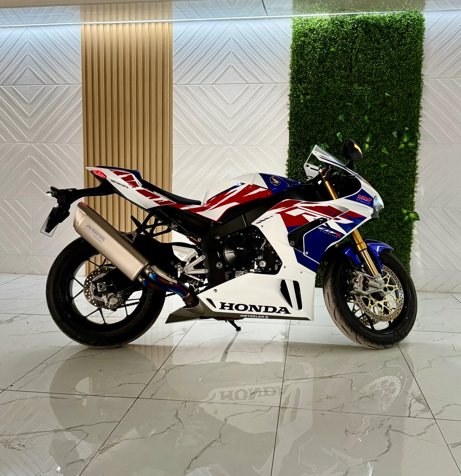 Honda Cbr 1000 RRR Limited series 1964 бр.от 2000 бр.5900км! - изображение 3 | Auto.bg Honda Cbr 1000 RRR Limited series 1964 бр.от 2000 бр.5900км! - изображение 3
