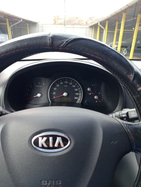 Kia Carnival 2.9 CRDI 16V - 2097 € / 4101.38 лв. - 52102729 15 | Car24.bg Kia Carnival 2.9 CRDI 16V - 2097 € / 4101.38 лв. - 52102729 15