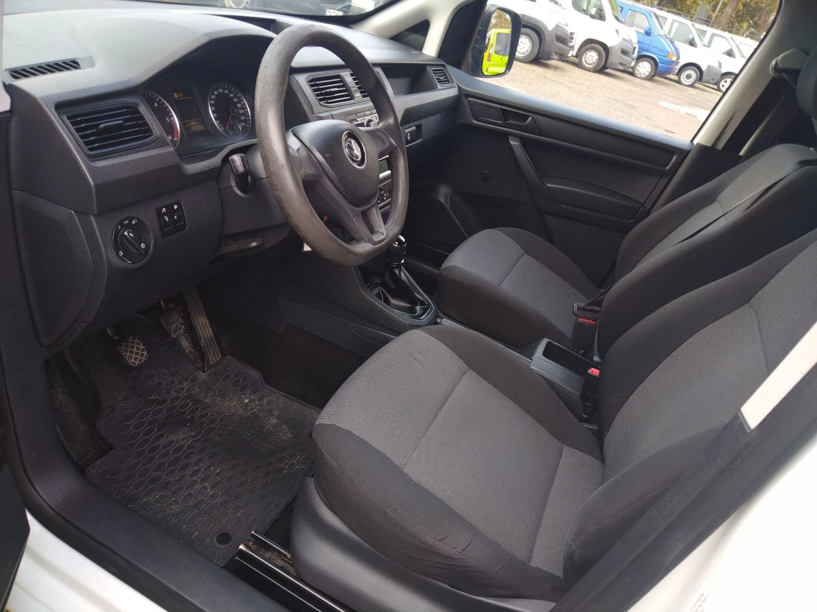VW Caddy 3  места, бронирани стъкла, инкасо.  - изображение 9 | Auto.bg VW Caddy 3  места, бронирани стъкла, инкасо.  - изображение 9