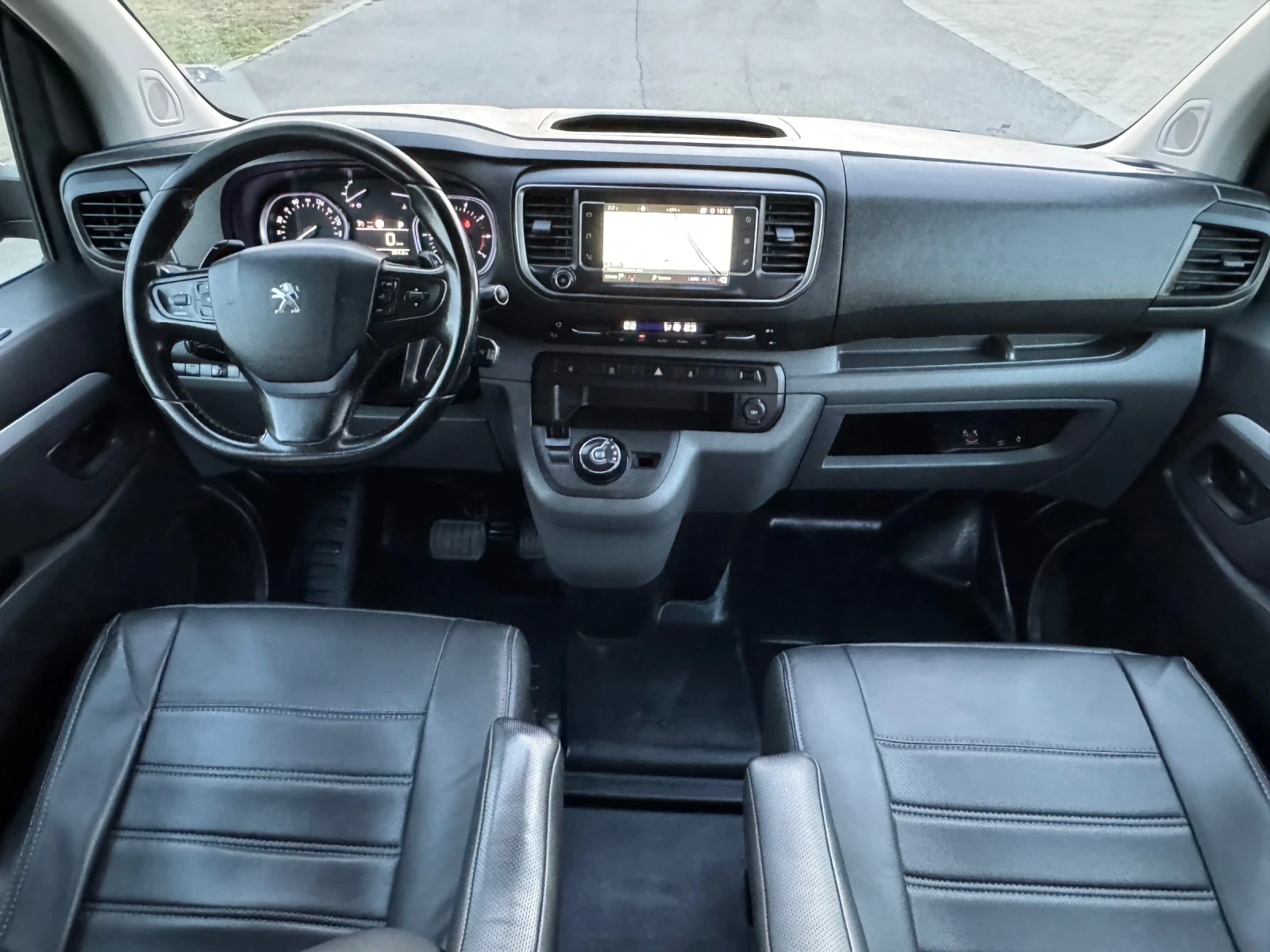 Peugeot Expert Traveller/Premium Pack 2.0 BlueHDI 180 p.s./ Long - изображение 10 | Auto.bg Peugeot Expert Traveller/Premium Pack 2.0 BlueHDI 180 p.s./ Long - изображение 10