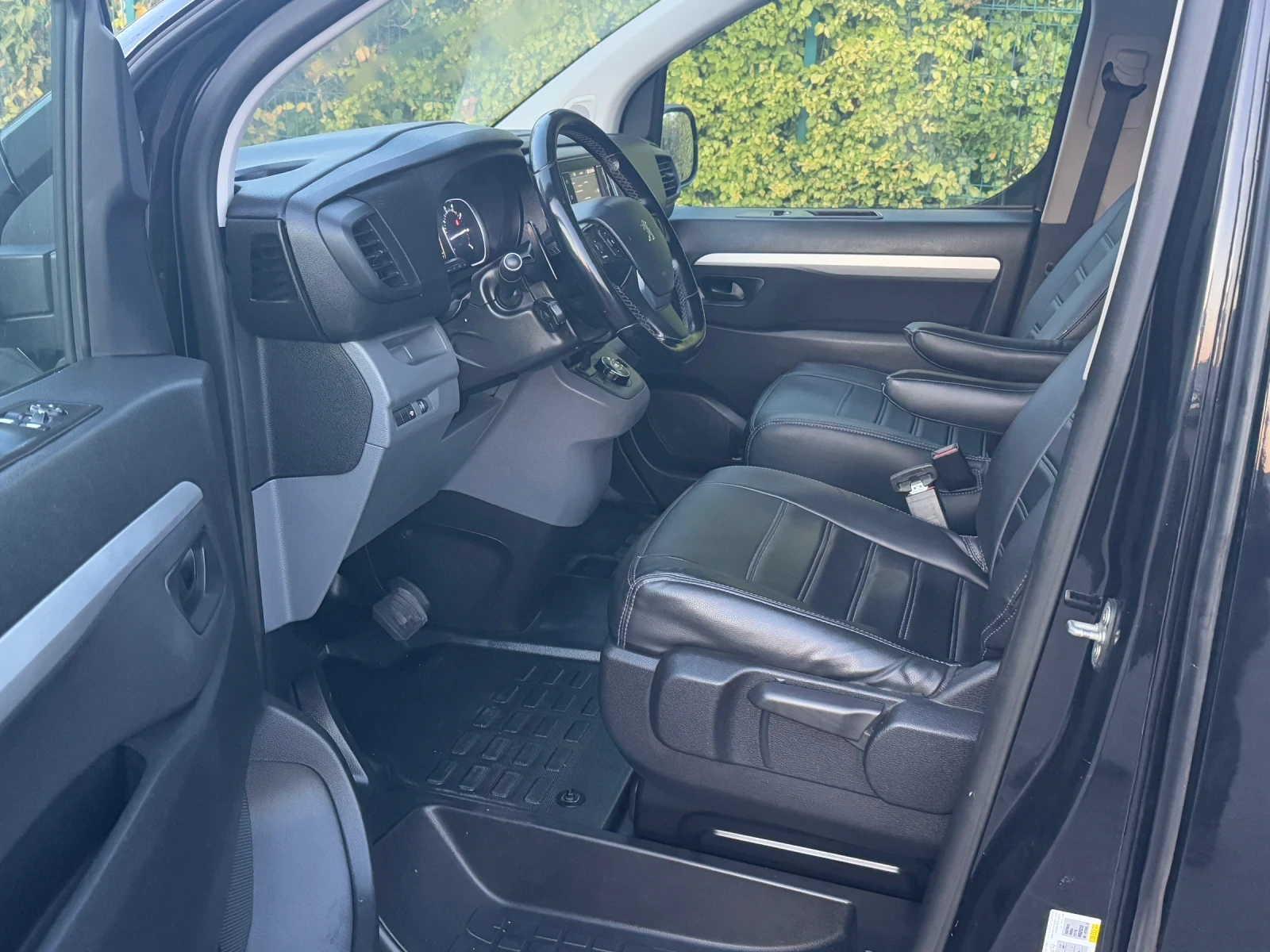 Peugeot Expert Traveller/Premium Pack 2.0 BlueHDI 180 p.s./ Long - изображение 9 | Auto.bg Peugeot Expert Traveller/Premium Pack 2.0 BlueHDI 180 p.s./ Long - изображение 9