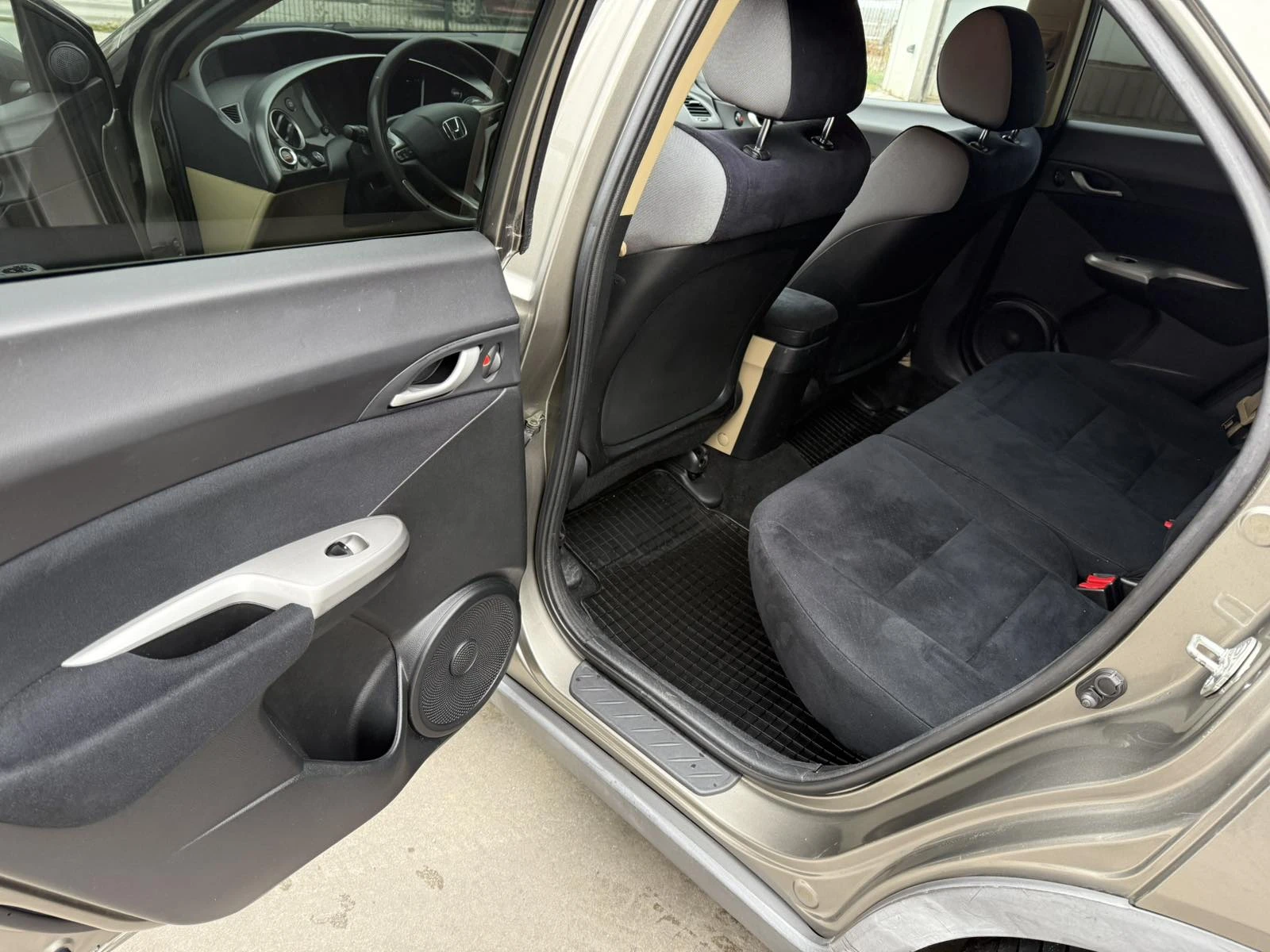 Honda Civic 1.8 I-VTEC- I-SHIFT - изображение 10 | Auto.bg Honda Civic 1.8 I-VTEC- I-SHIFT - изображение 10