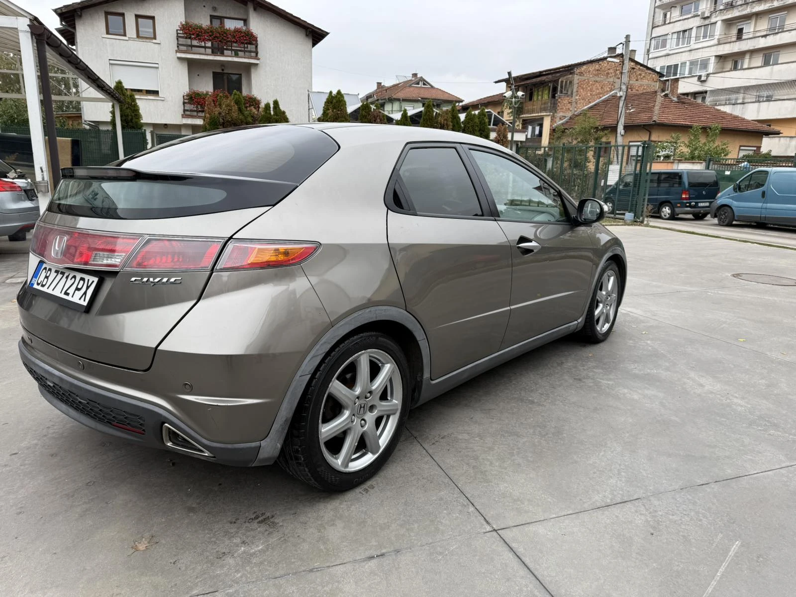 Honda Civic 1.8 I-VTEC- I-SHIFT - изображение 5 | Auto.bg Honda Civic 1.8 I-VTEC- I-SHIFT - изображение 5