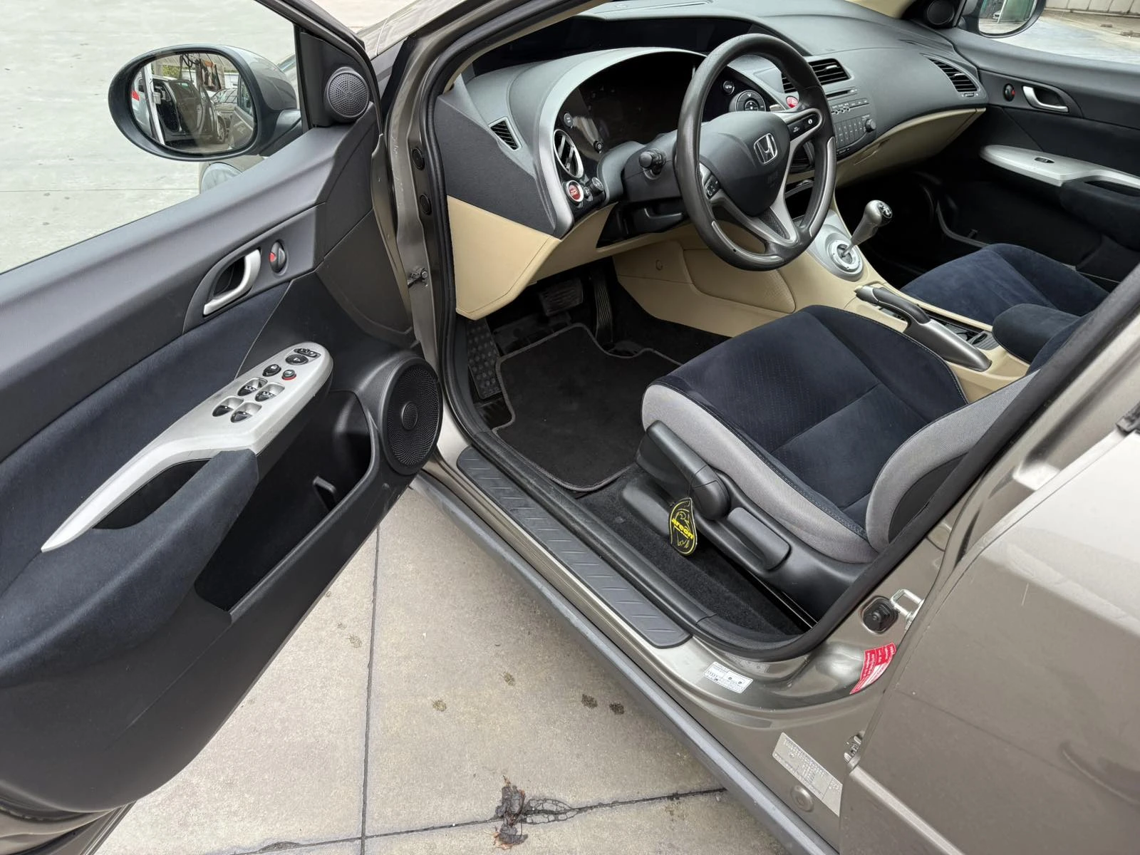 Honda Civic 1.8 I-VTEC- I-SHIFT - изображение 9 | Auto.bg Honda Civic 1.8 I-VTEC- I-SHIFT - изображение 9