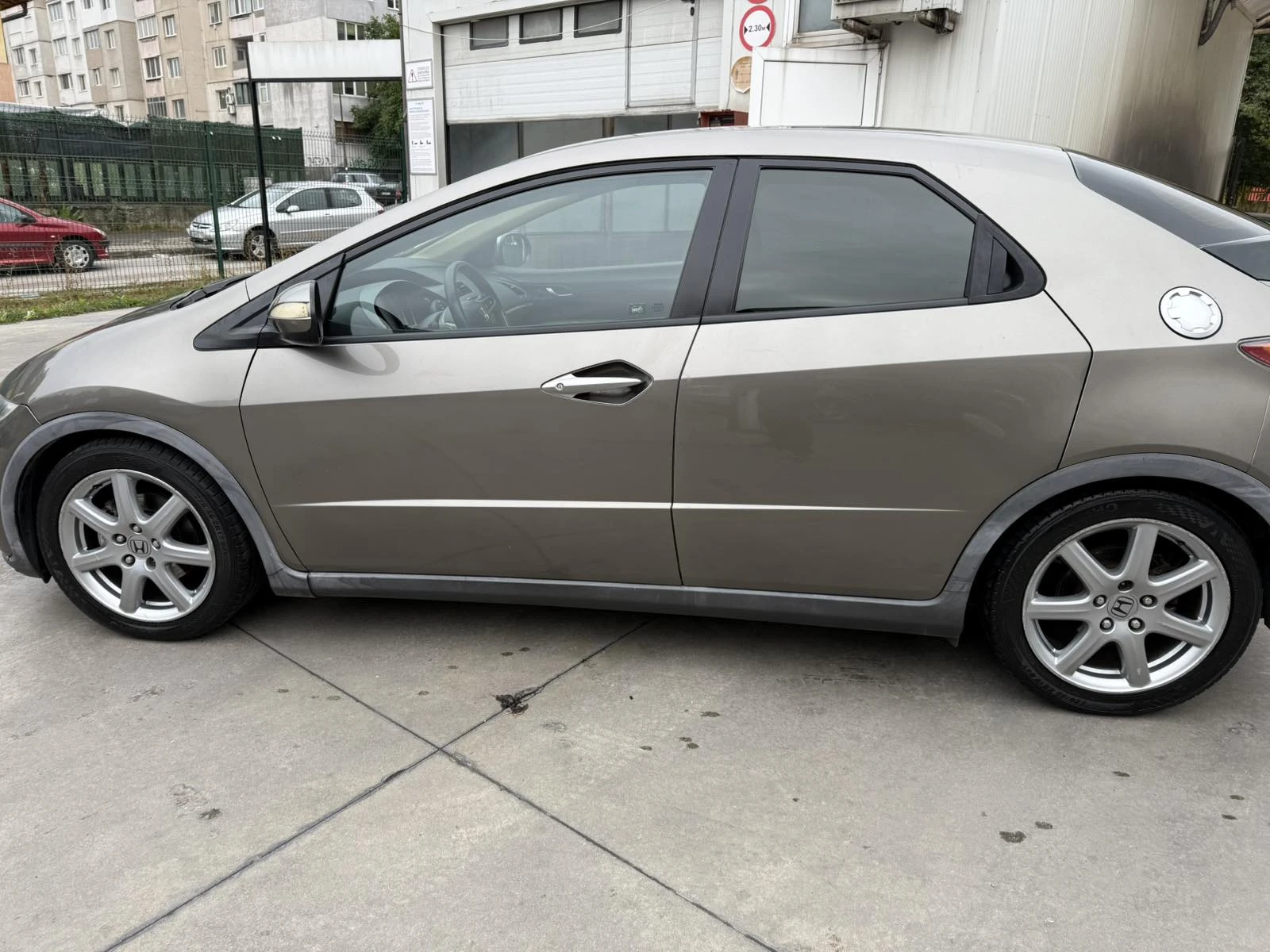 Honda Civic 1.8 I-VTEC- I-SHIFT - изображение 6 | Auto.bg Honda Civic 1.8 I-VTEC- I-SHIFT - изображение 6