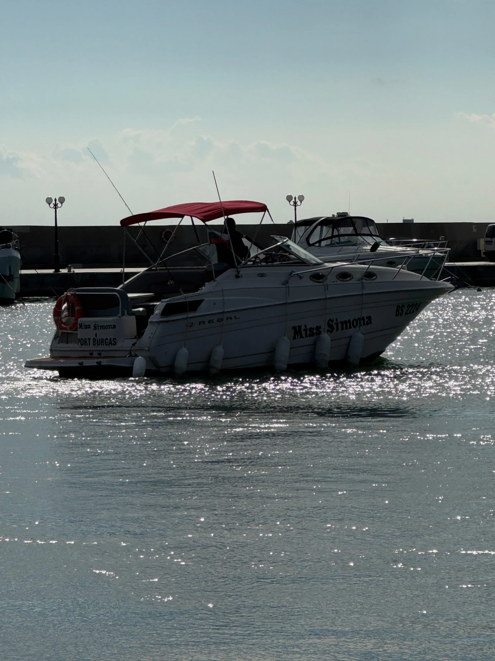 Моторна яхта Regal Commodore 2660 - изображение 3 | Auto.bg Моторна яхта Regal Commodore 2660 - изображение 3