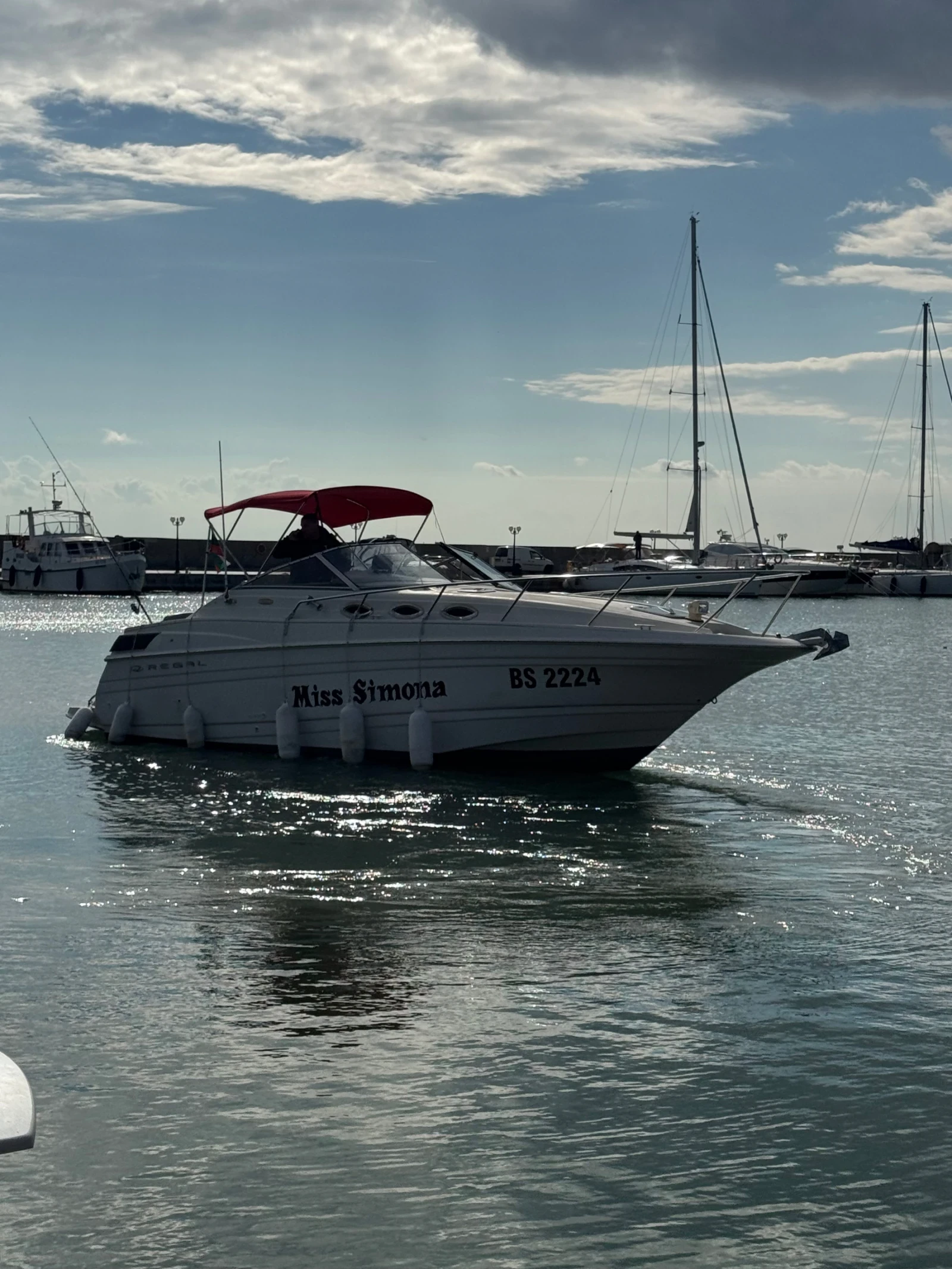 Моторна яхта Regal Commodore 2660 - изображение 4 | Auto.bg Моторна яхта Regal Commodore 2660 - изображение 4