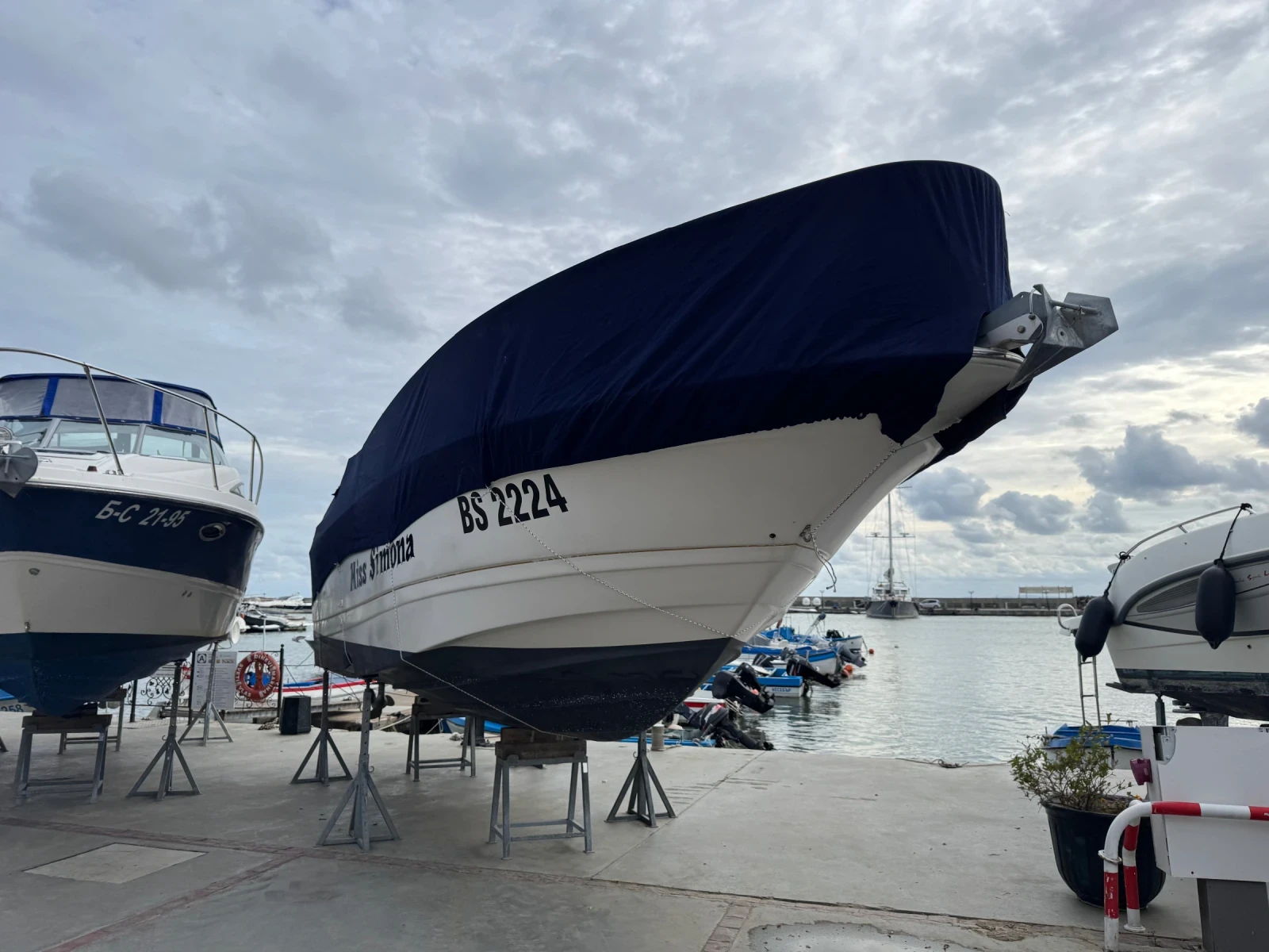 Моторна яхта Regal Commodore 2660 - изображение 8 | Auto.bg Моторна яхта Regal Commodore 2660 - изображение 8