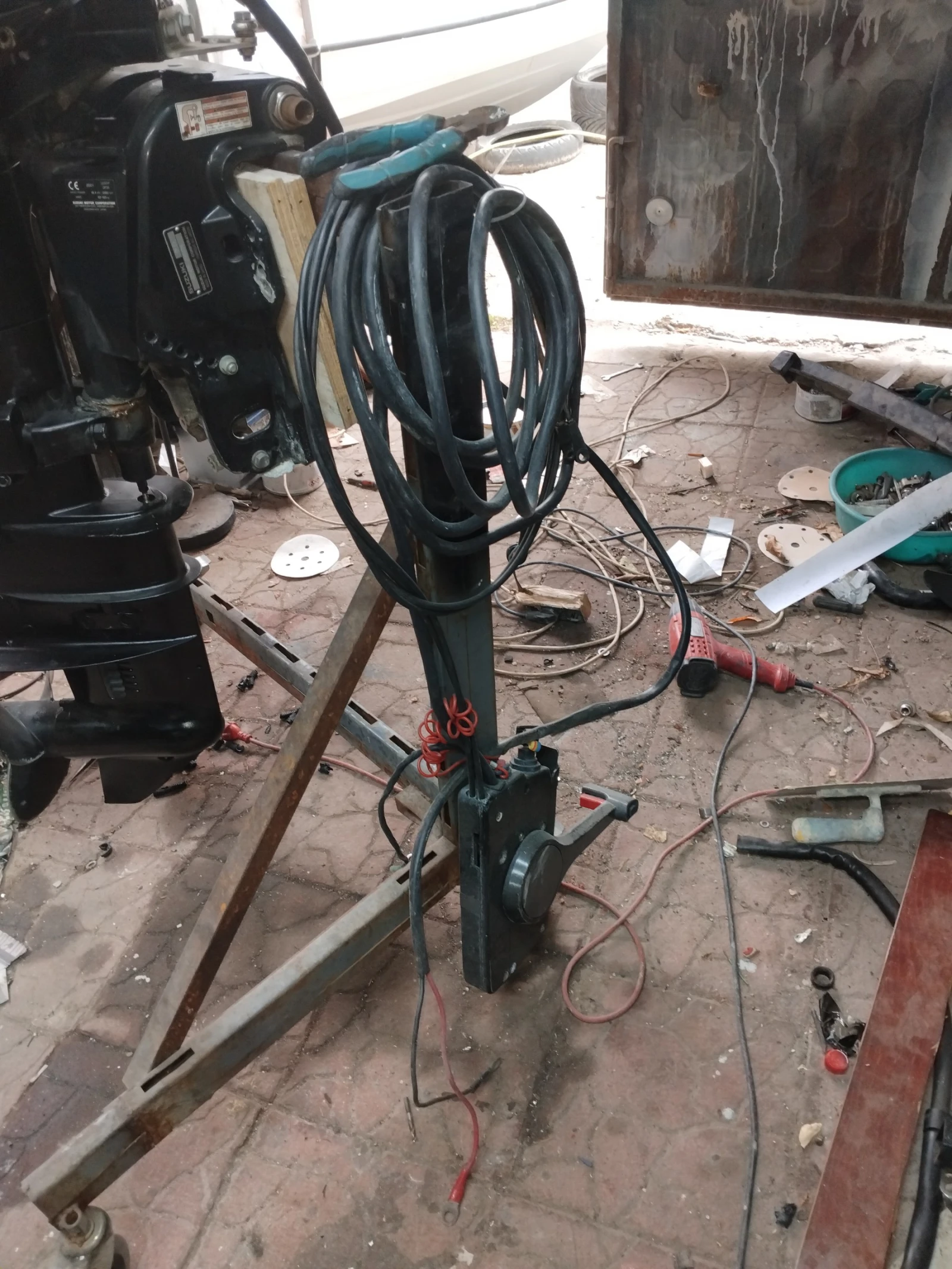 Извънбордов двигател Suzuki 25к.с  4т - изображение 4 | Auto.bg Извънбордов двигател Suzuki 25к.с  4т - изображение 4