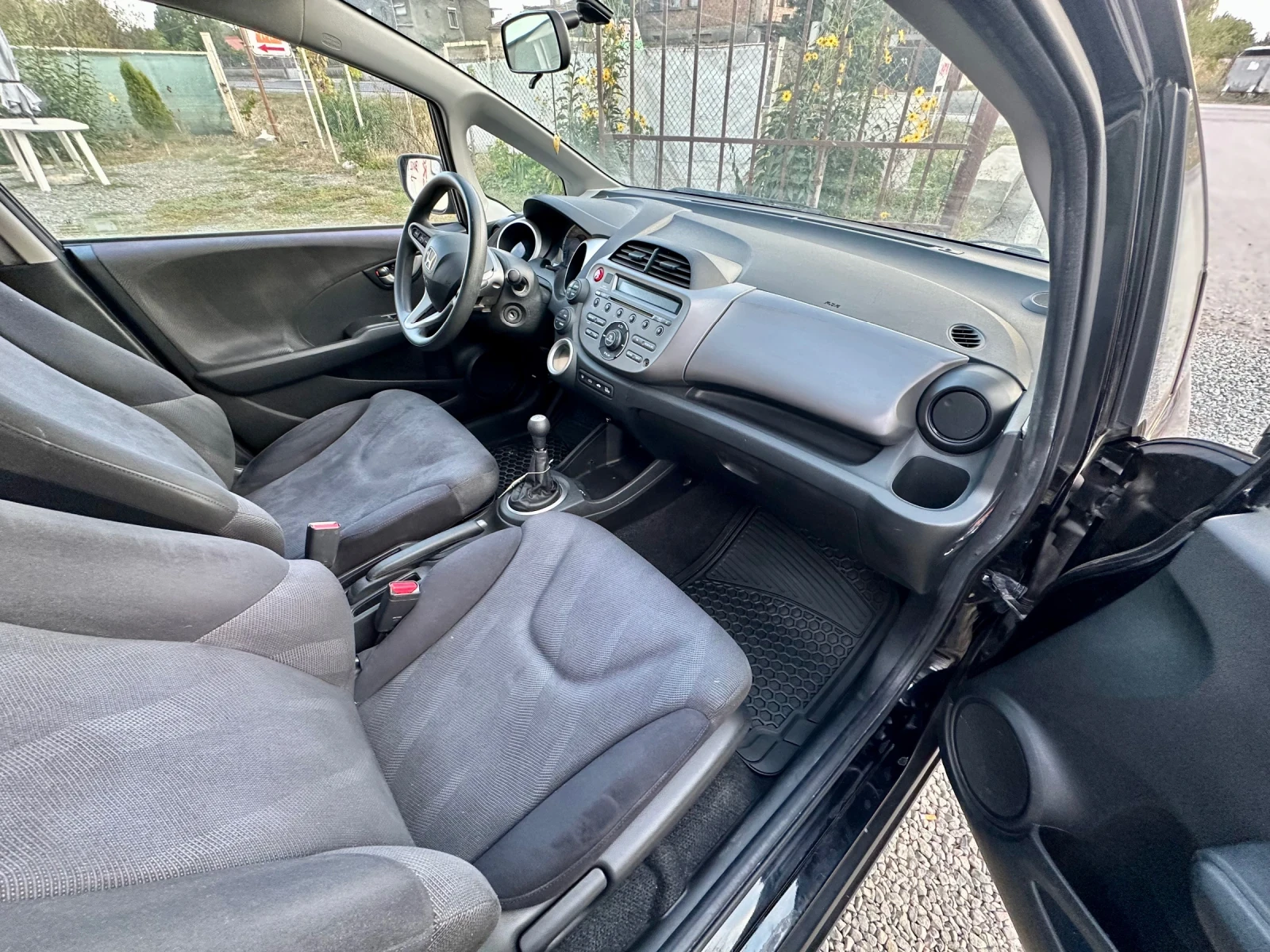 Honda Jazz 1.4i 100kc пълна сервизна история! - изображение 10 | Auto.bg Honda Jazz 1.4i 100kc пълна сервизна история! - изображение 10