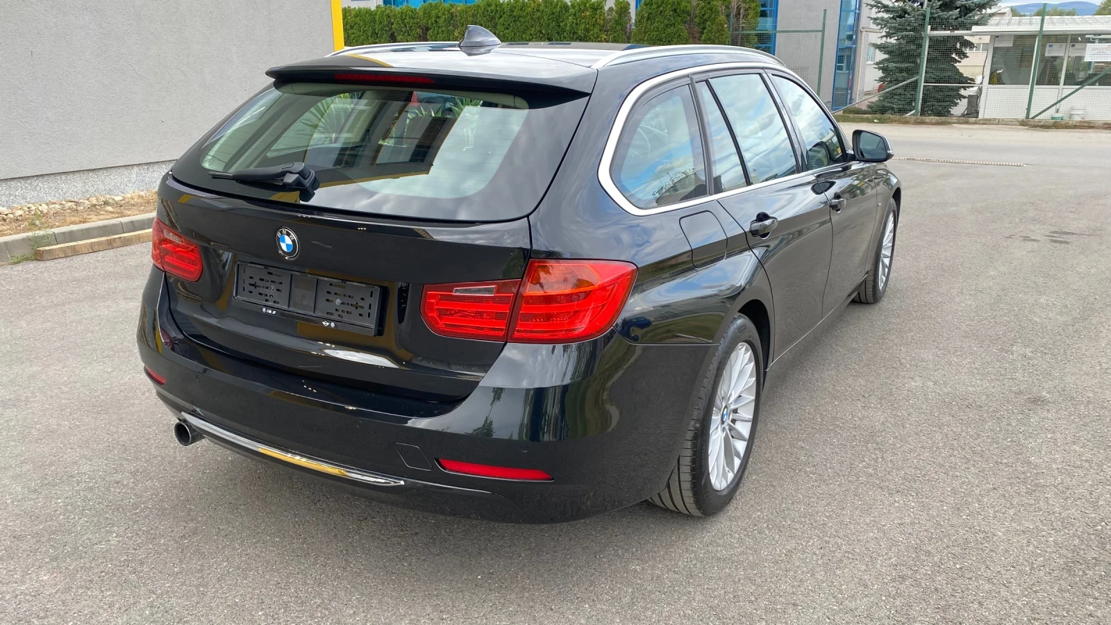 BMW 320 2.0 I xDrive 184 kc Luxury Line - изображение 4 | Auto.bg BMW 320 2.0 I xDrive 184 kc Luxury Line - изображение 4