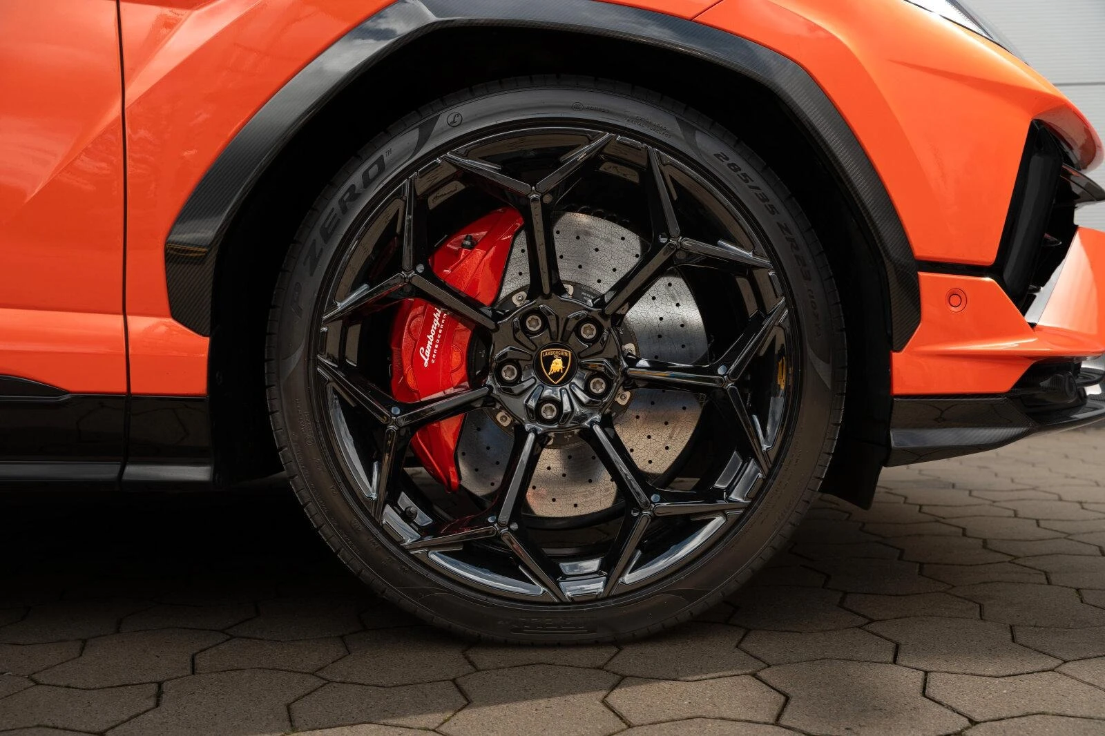 Lamborghini Urus PERFORMANTE/CERAMIC/FULL CARBON/B&O/PANO/HEAD UP/ - изображение 3 | Auto.bg Lamborghini Urus PERFORMANTE/CERAMIC/FULL CARBON/B&O/PANO/HEAD UP/ - изображение 3