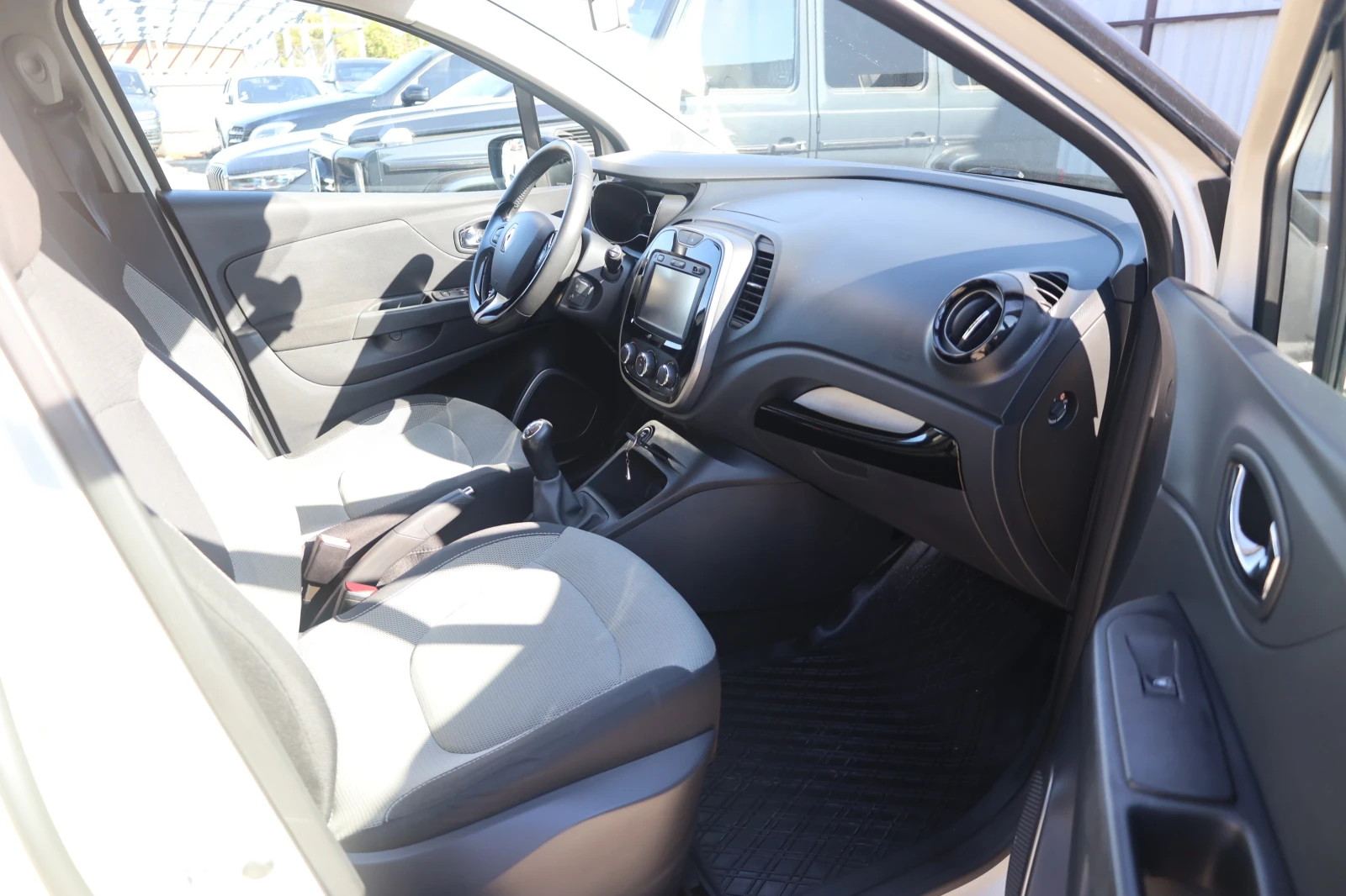 Renault Captur 0.9TCe LPG Еxpression KeyGO Xenon Tempomat #iCarbg - изображение 8 | Auto.bg Renault Captur 0.9TCe LPG Еxpression KeyGO Xenon Tempomat #iCarbg - изображение 8