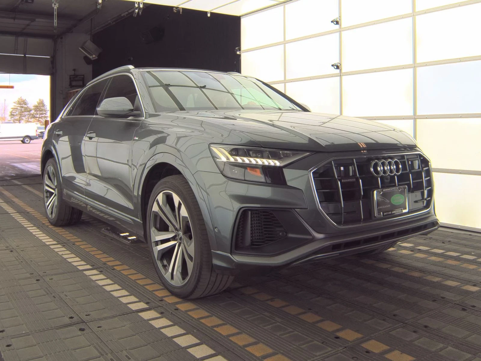 Audi Q8 QUATTRO* B&O* S-LINE* DISTRONIC* OBDUH* 360 VIEW*  - изображение 3 | Auto.bg Audi Q8 QUATTRO* B&O* S-LINE* DISTRONIC* OBDUH* 360 VIEW*  - изображение 3