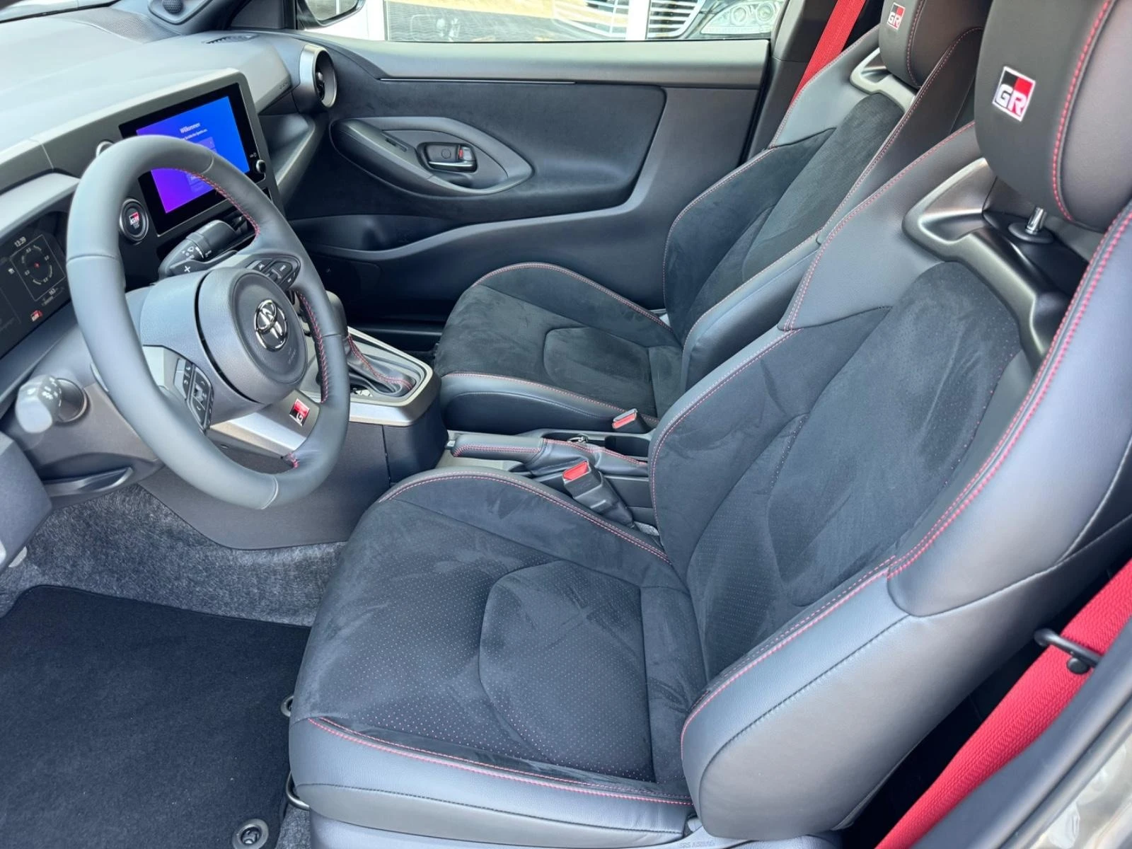 Toyota Yaris GR-FOUR FACELIFT LED CAMERA CARBON KEYLESS - изображение 6 | Auto.bg Toyota Yaris GR-FOUR FACELIFT LED CAMERA CARBON KEYLESS - изображение 6