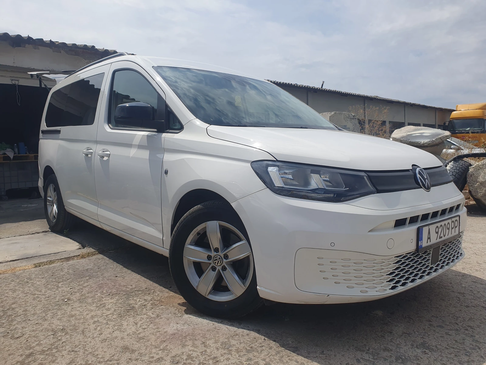 VW Caddy MAXI 6+ 1 - TOП Състояние! - изображение 2 | Auto.bg VW Caddy MAXI 6+ 1 - TOП Състояние! - изображение 2