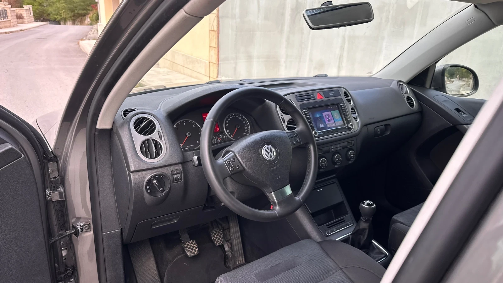 VW Tiguan 2.0TDI Sport Style 4motion - изображение 8 | Auto.bg VW Tiguan 2.0TDI Sport Style 4motion - изображение 8