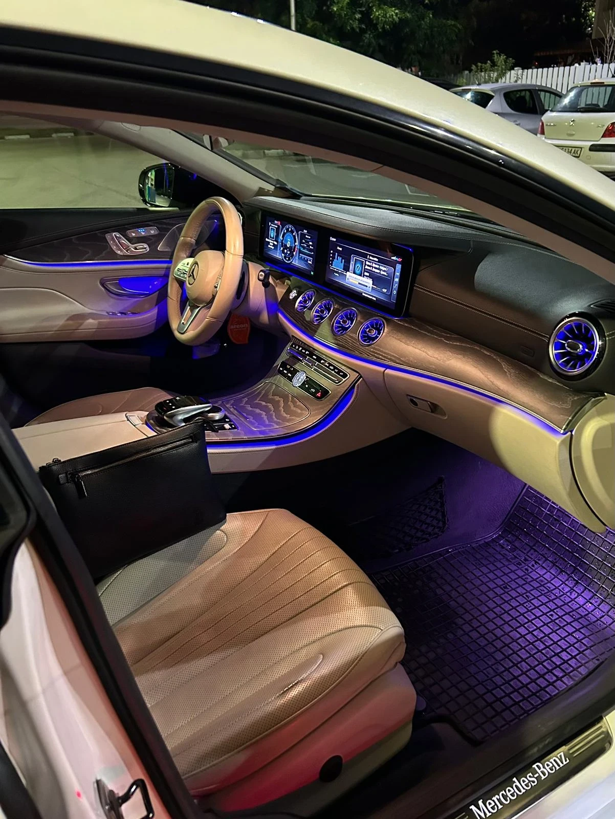 Mercedes-Benz CLS 350 AMG PACK! ОБСЛУЖЕНА! ПЪРВИ СОБСТВЕНИК - изображение 4 | Auto.bg Mercedes-Benz CLS 350 AMG PACK! ОБСЛУЖЕНА! ПЪРВИ СОБСТВЕНИК - изображение 4