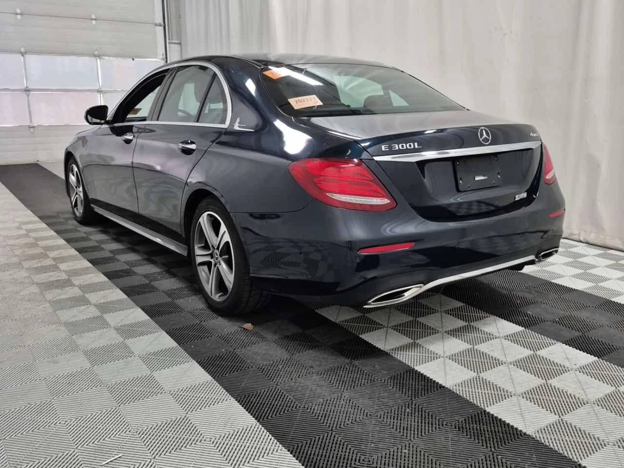 Mercedes-Benz E 300  * АМБИЕНТНО ОСВЕТЛЕНИЕ*  BURMESTER* ОБДУХВАНЕ - изображение 4