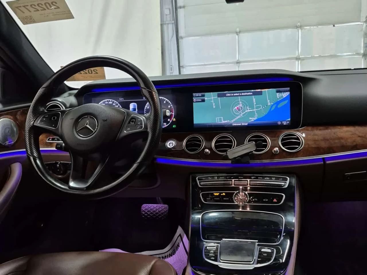 Mercedes-Benz E 300  * АМБИЕНТНО ОСВЕТЛЕНИЕ*  BURMESTER* ОБДУХВАНЕ - изображение 10