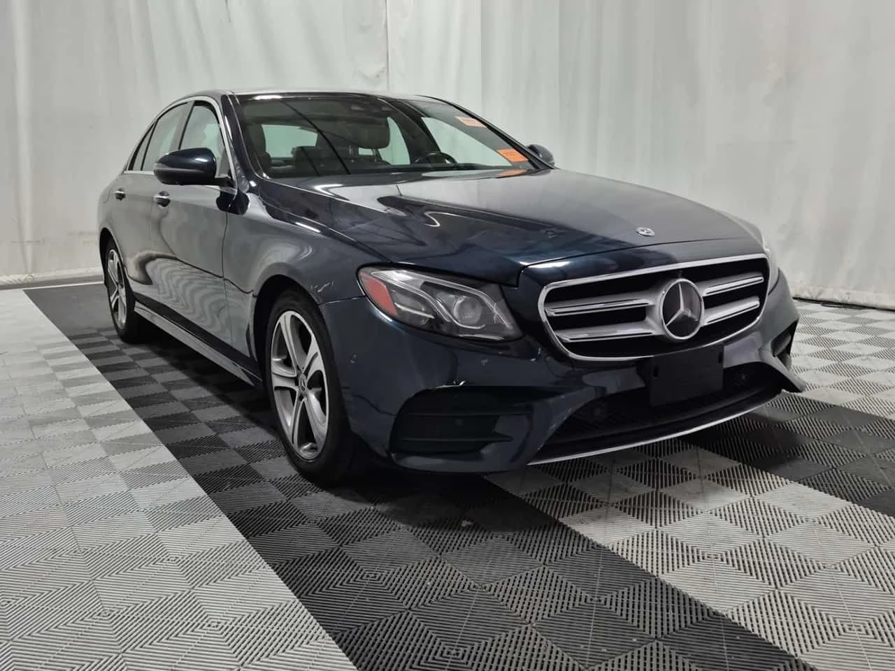 Mercedes-Benz E 300  * АМБИЕНТНО ОСВЕТЛЕНИЕ*  BURMESTER* ОБДУХВАНЕ - изображение 2